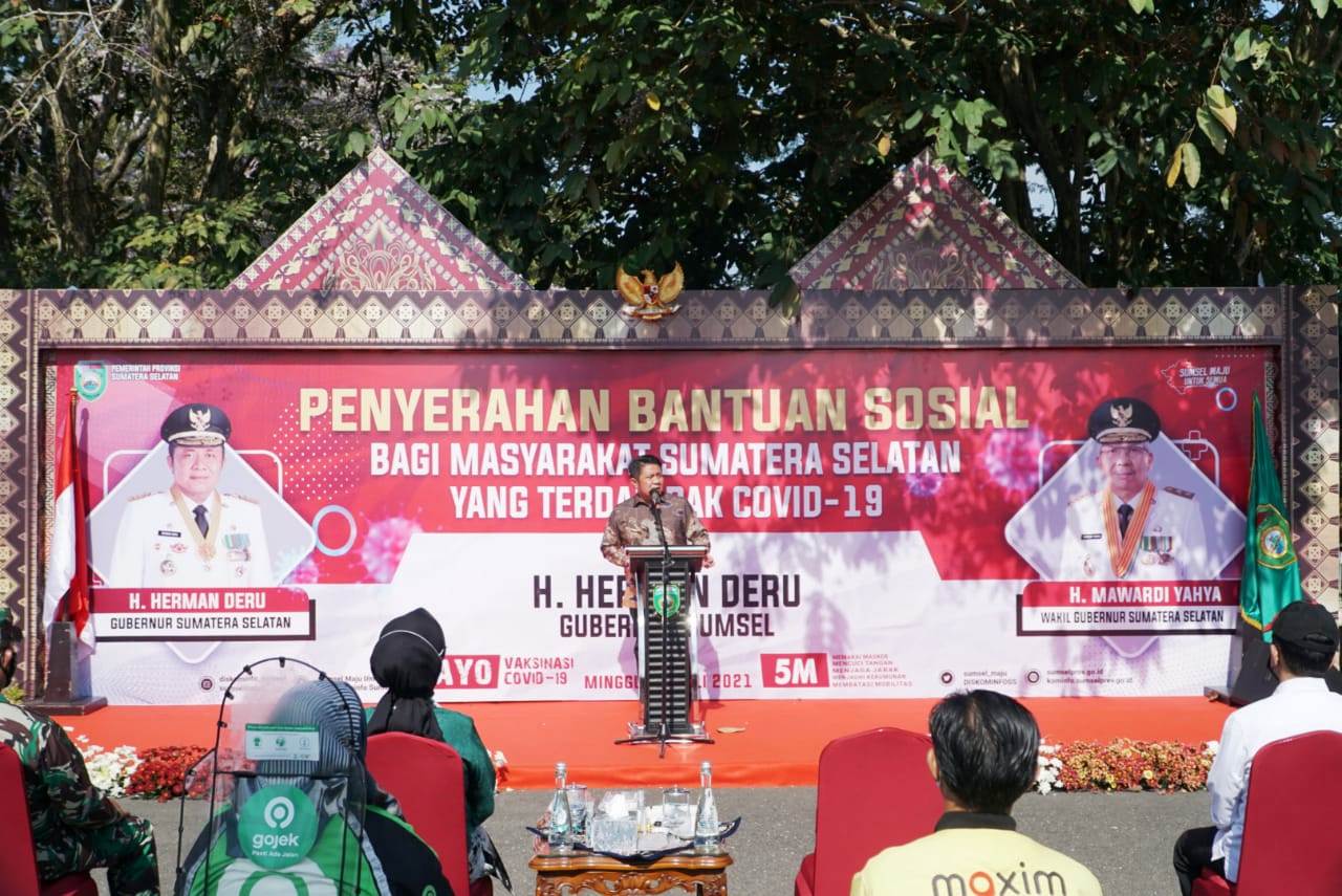 Gubernur Sumsel Herman Deru mendistribusikan langsung bansos pangan untuk masyarakat yang terdampak covid-19 di Sumsel.
