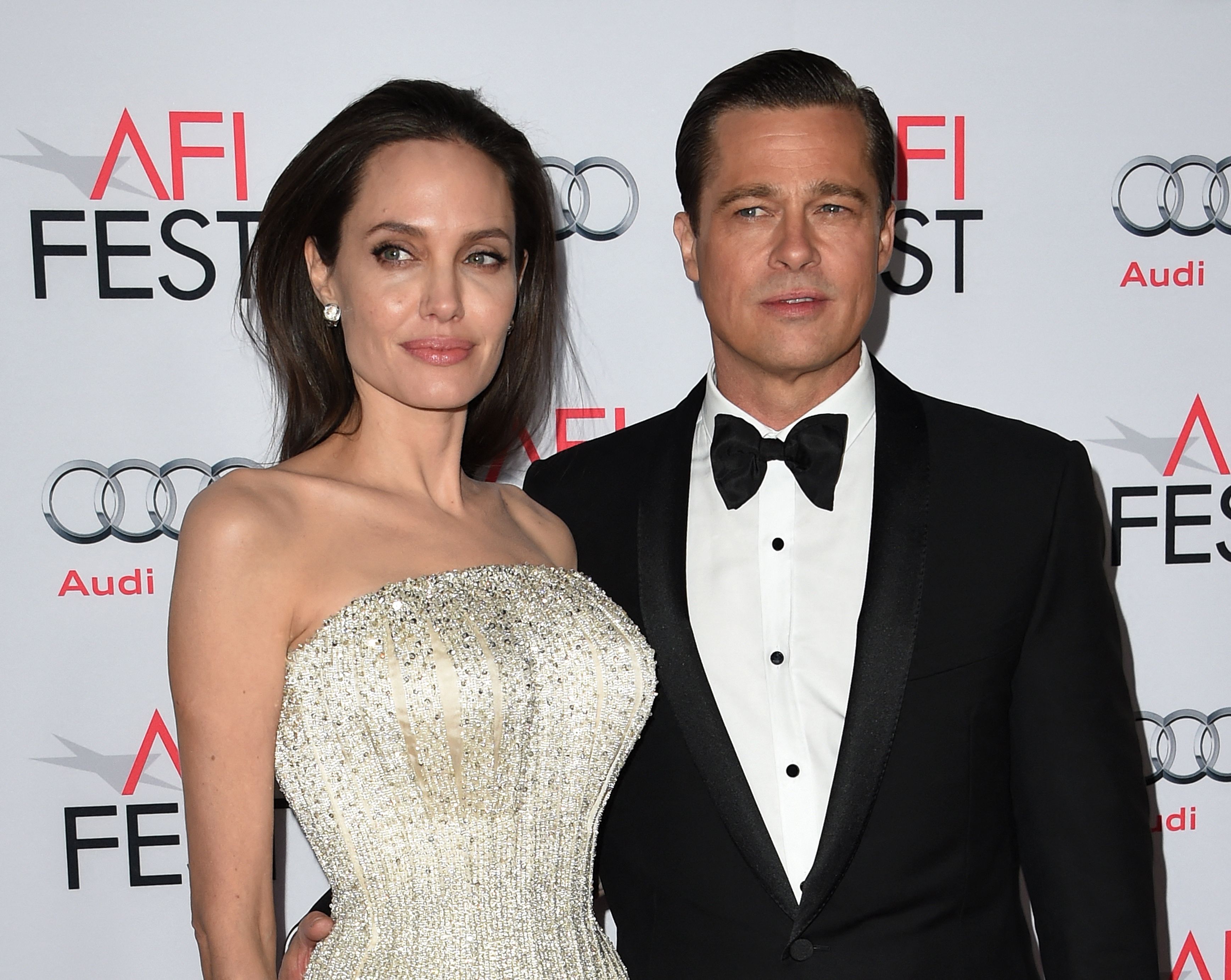 Angelina Jolie (kiri) dan Brad Pitt