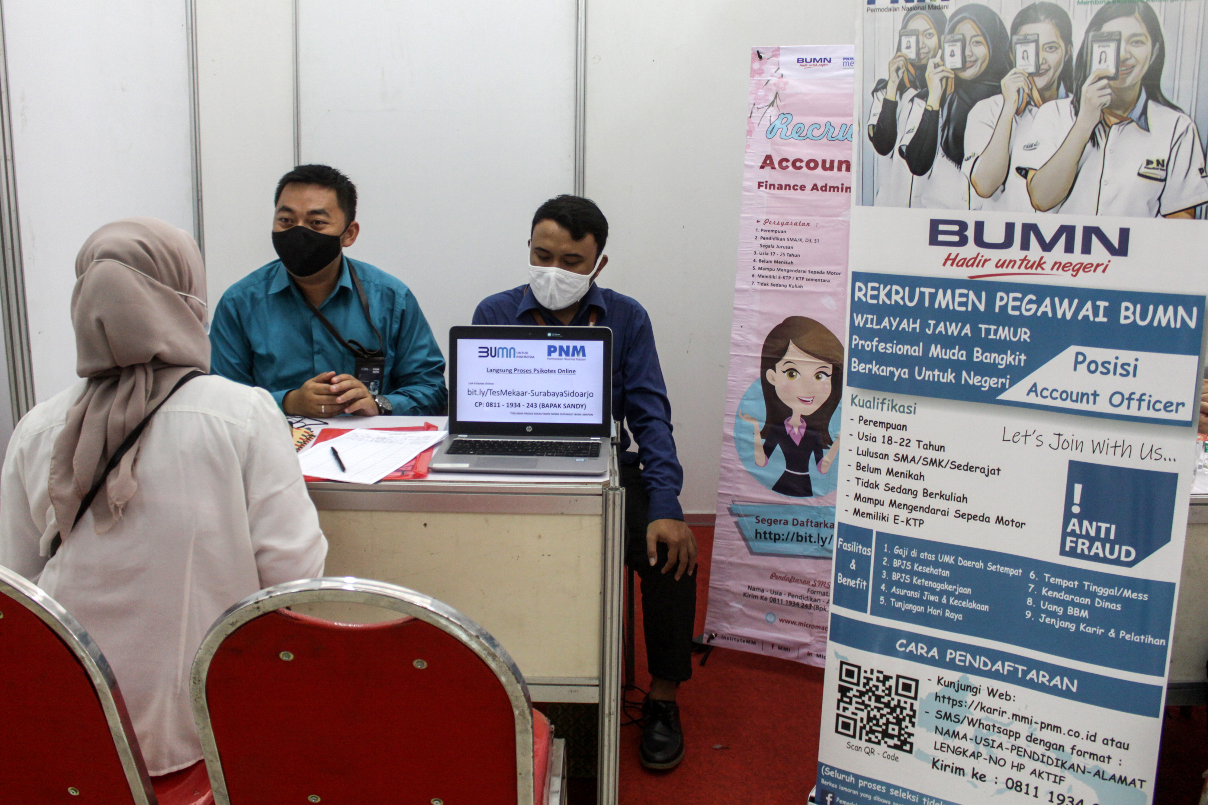 Pencari kerja mengikuti proses penerimaan kerja saat Bursa Kerja Terbuka di balai latihan kerja Sidoarjo, Jawa Timur.