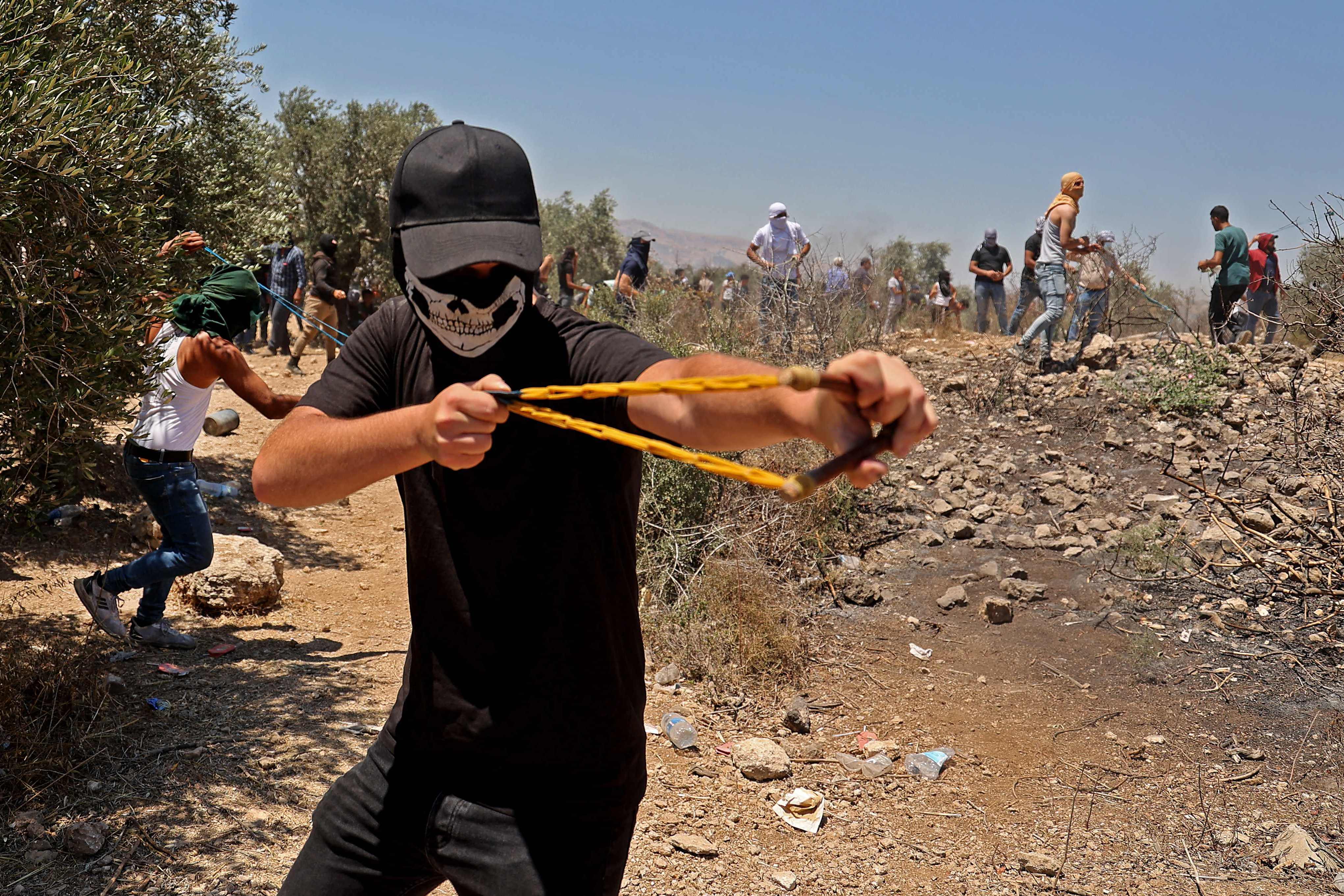 Pemukim Israel Tinggalkan Permukiman Ilegal Diiringi Protes Palestina  