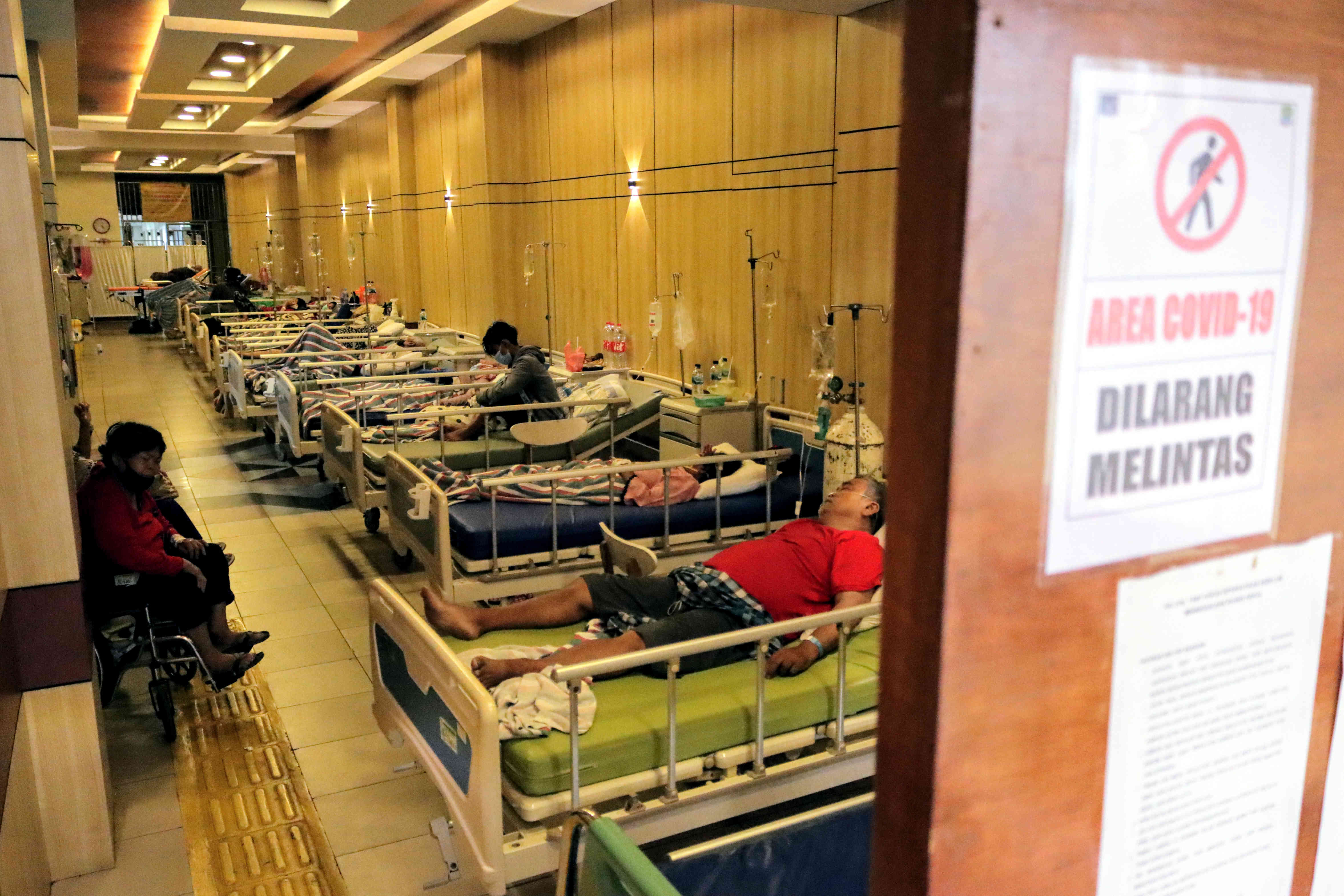 Sejumlah pasien Covid-19 dirawat di RS Umum Daerah dr. Chasbullah Abdulmadjid Kota Bekasi.