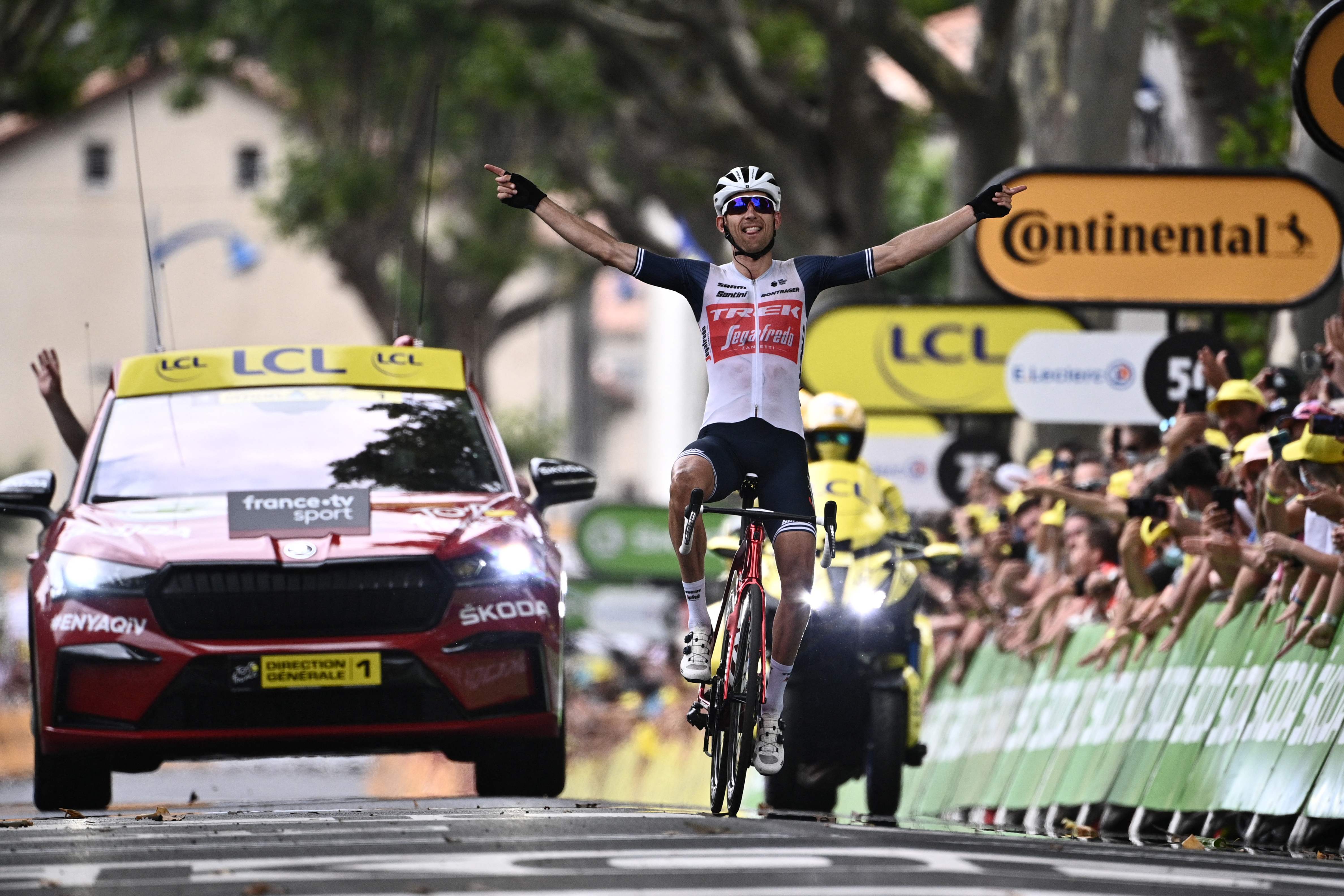 Pembalap Trek Segafredo Bauke Mollema merayakan kemenangan di etape 14 Tour de France 2021