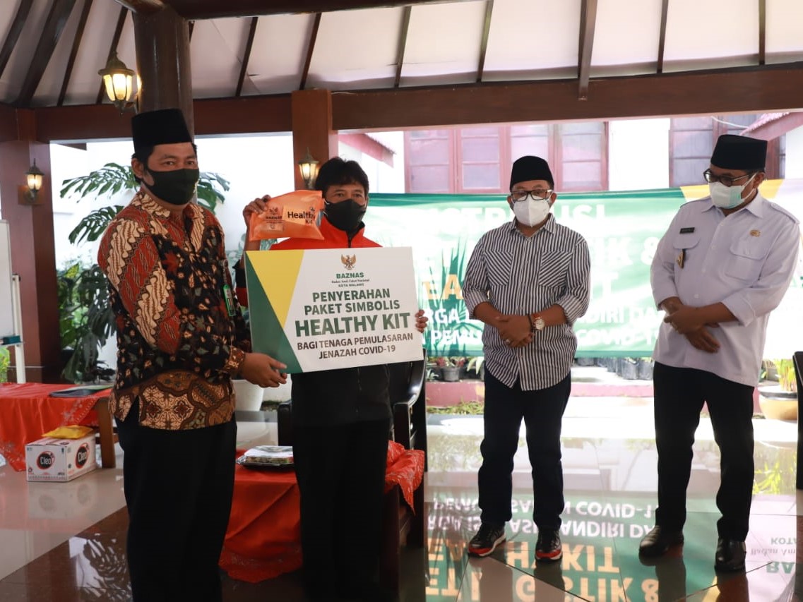 Wali Kota Malang Sutiaji menyerahkan secara simbolis paket bantuan sembako di Balai Kota Malang, Kamis (22/7).