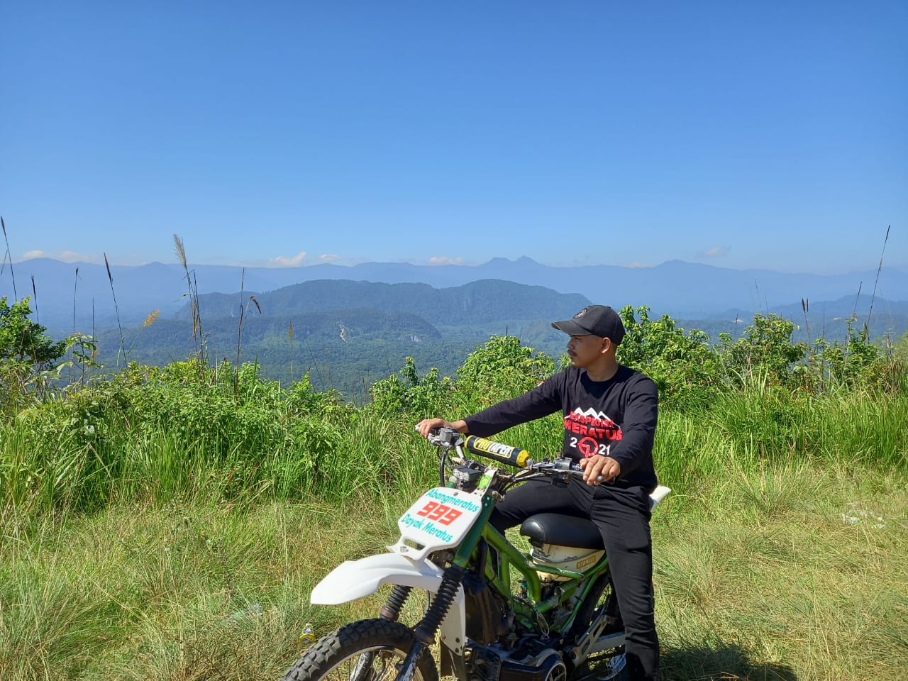 Gunung Titi di wilayah Pegunungan Meratus, Kalimantan Selatan didaki para crosser menggunakan sepeda motor trail. 