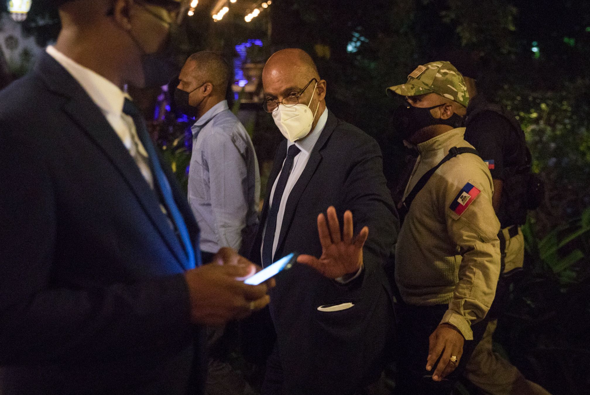 PM sementara Haiti Ariel Henry (tengah)