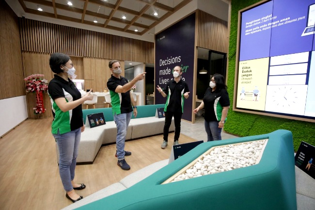 Jajaran Manajemen Manulife Indonesia bersama Ryan Charland, President Direktur & CEO Manulife Indonesia (paling kiri).