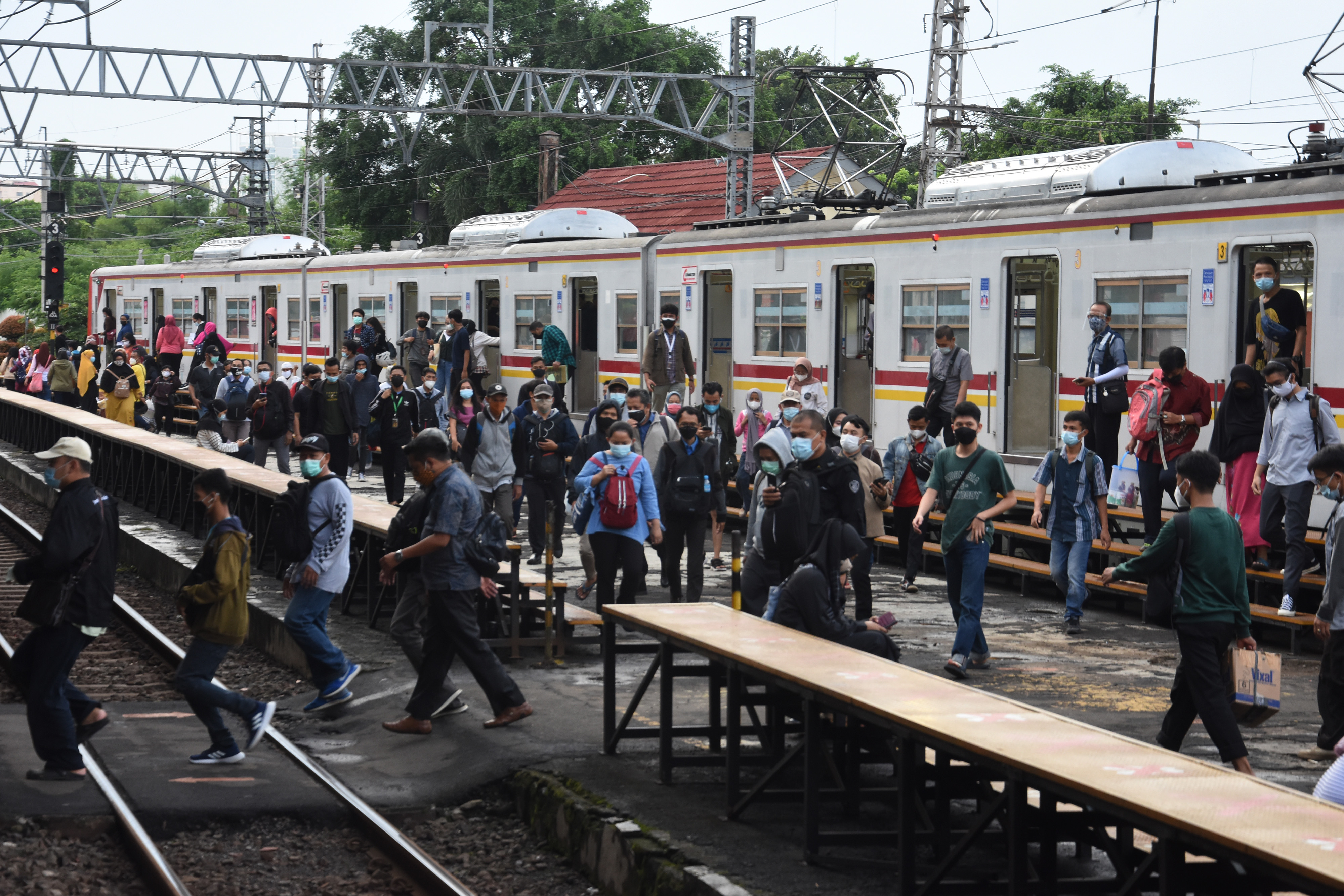 Penumpang turun dari gerbong KRL Commuter Line di Stasiun Manggarai, Jakarta.