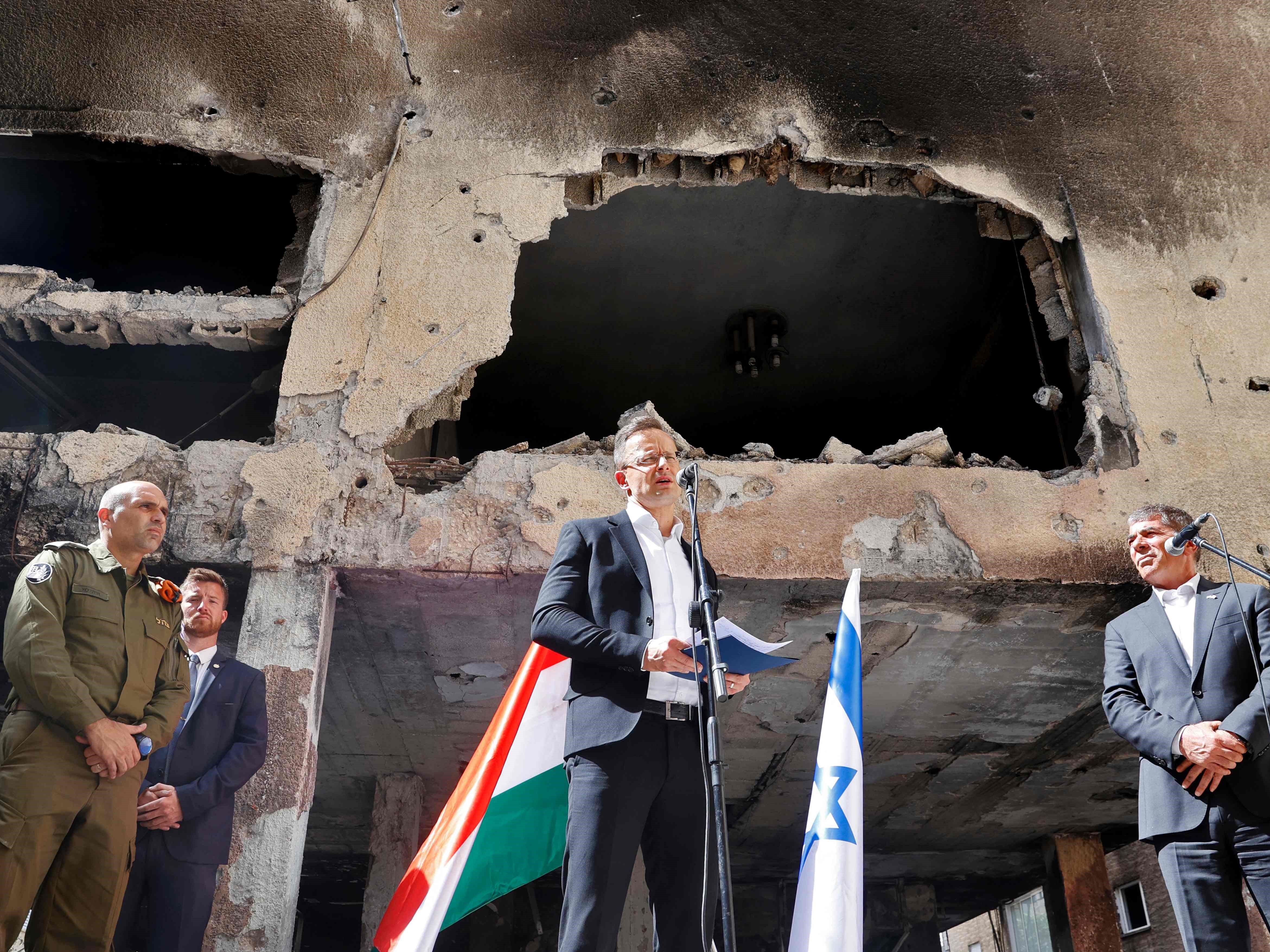 Menteri Luar Negeri Hungaria Peter Szijjarto memberikan pernyataan di sebelah mitranya dari Israel Gabi Ashkenazi (kanan).