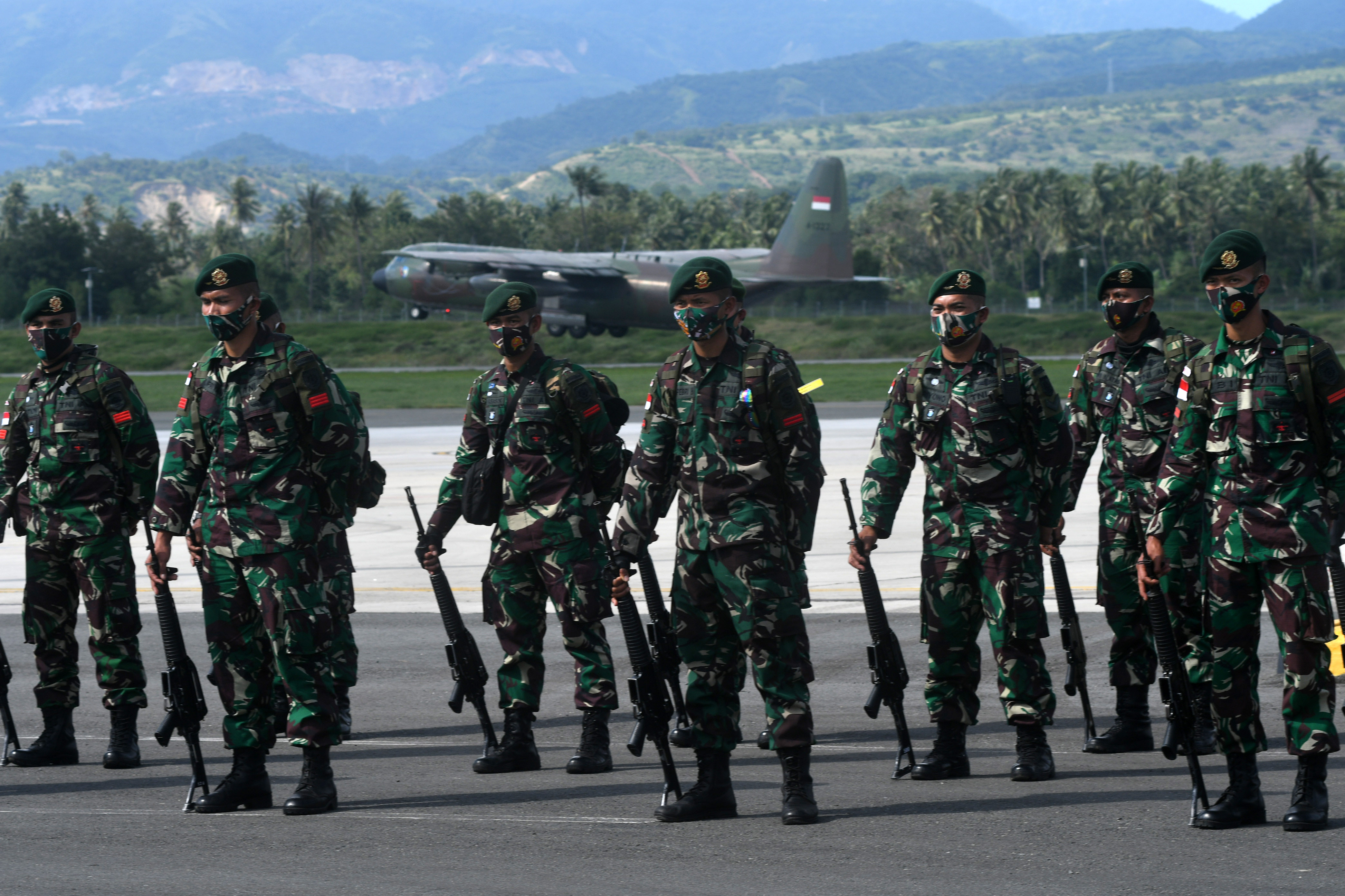 Personel TNI bersiap mengikuti upacara penerimaan pasukan di Bandara Mutiara Sis Aljufri Palu, Sulawesi Tengah.