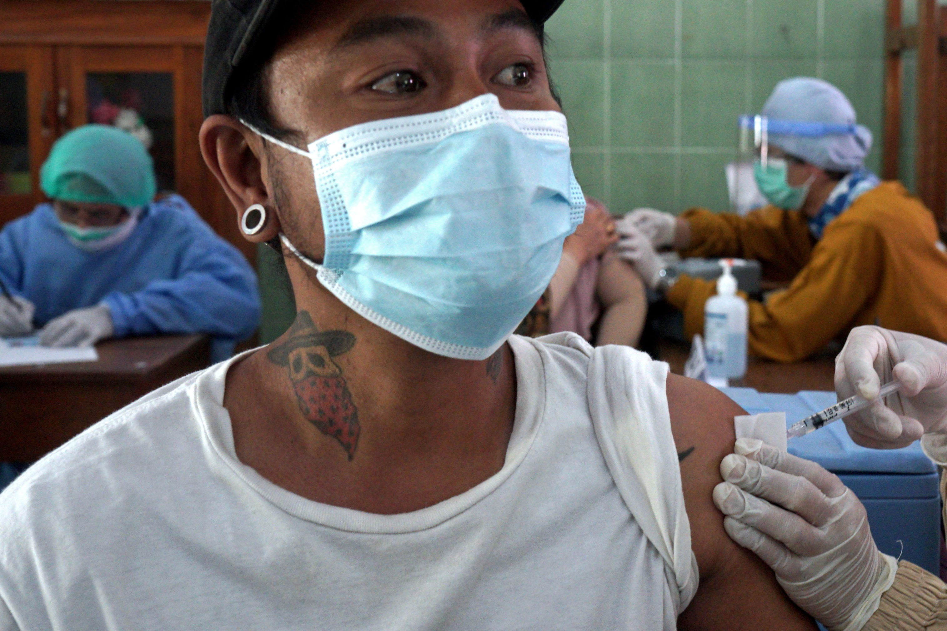 Warga memperoleh vaksinasi COVID-19 saat peluncuran gerakan Yogyakarta Merdeka Vaksin di SMP Bopkri 1, Yogyakarta.