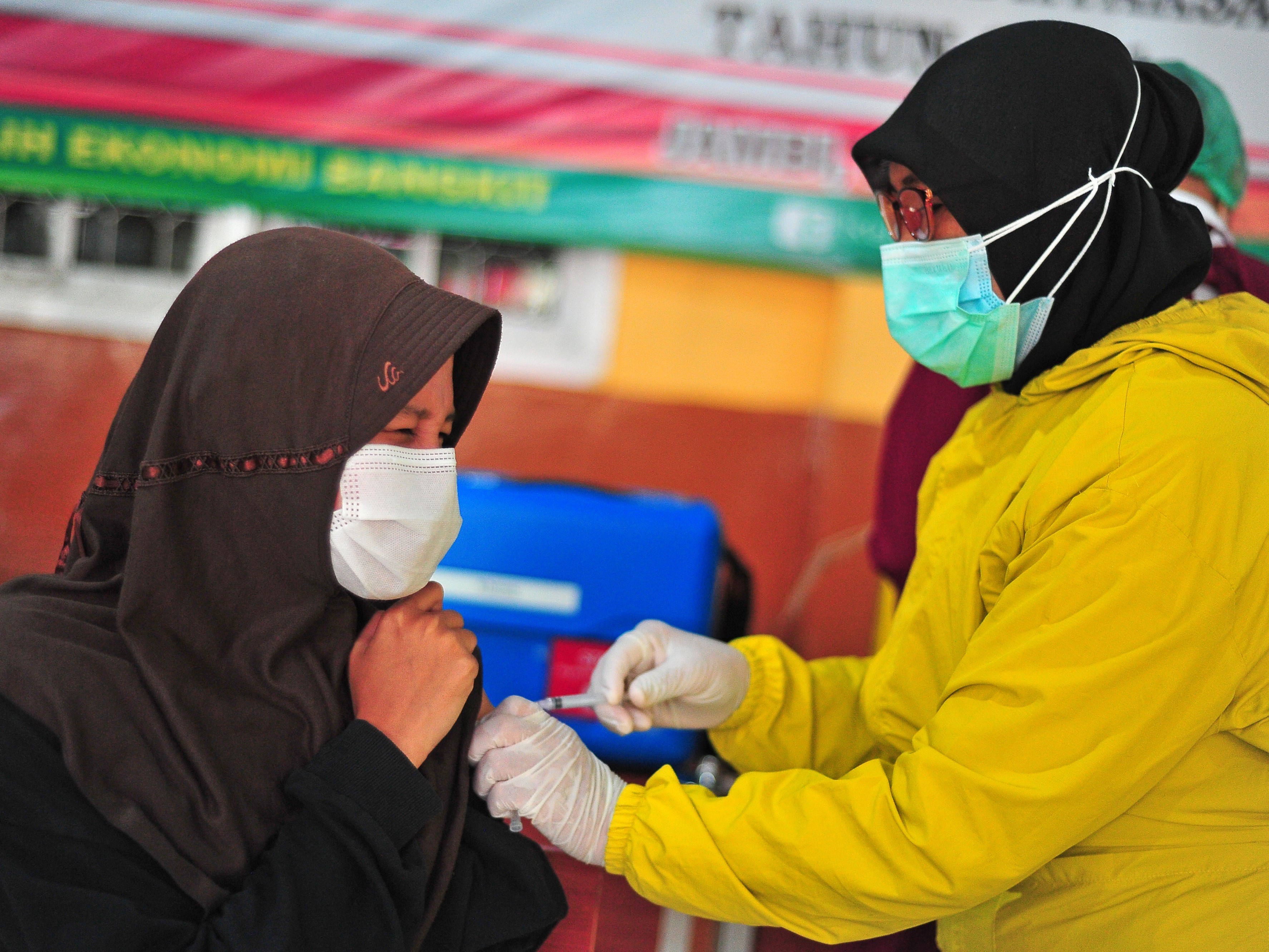 Pelajar menerima vaksinasi covid-19.