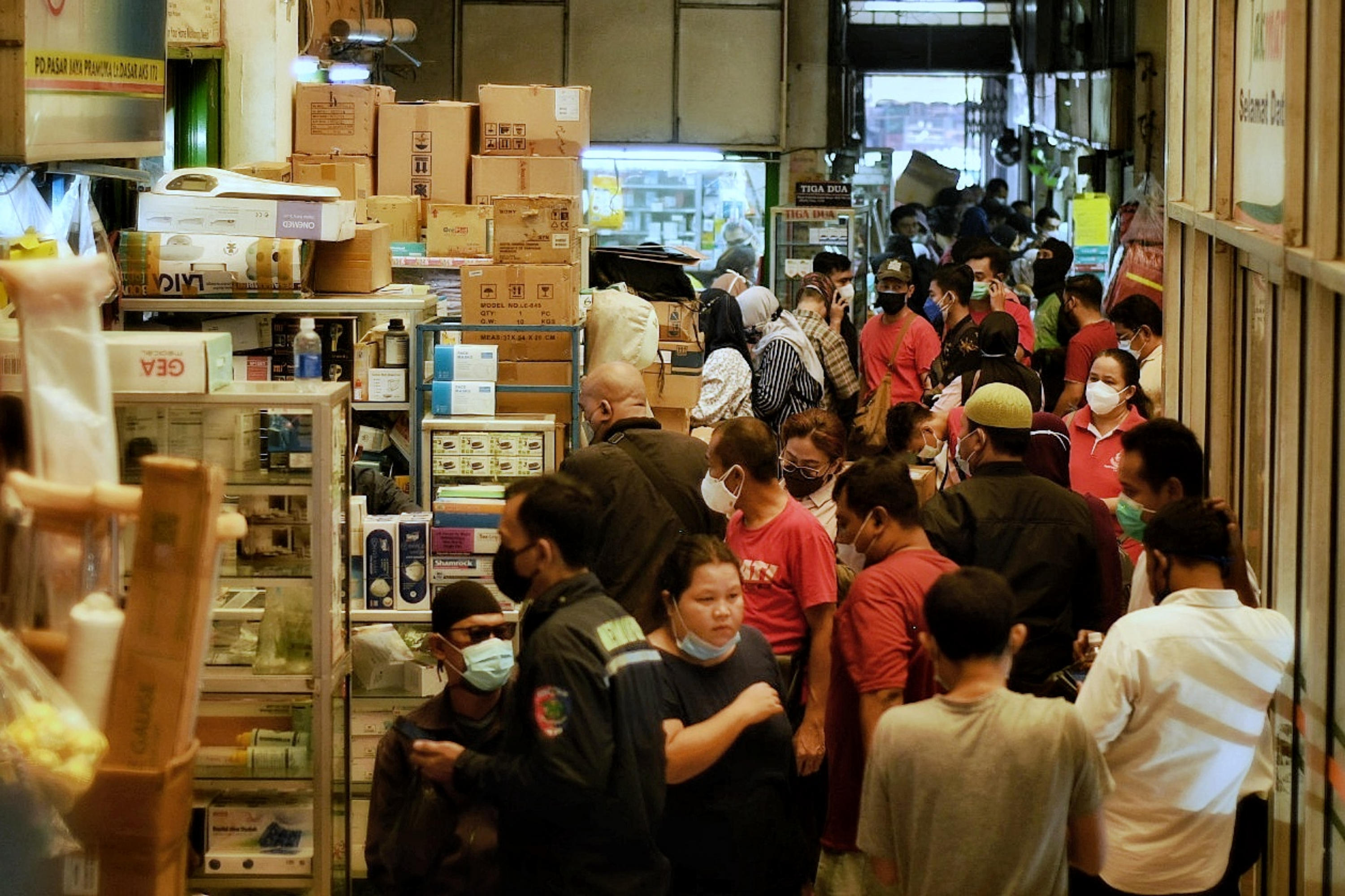 Warga saat membeli obat dan vitamin di Pasar Pramuka, Jakarta.