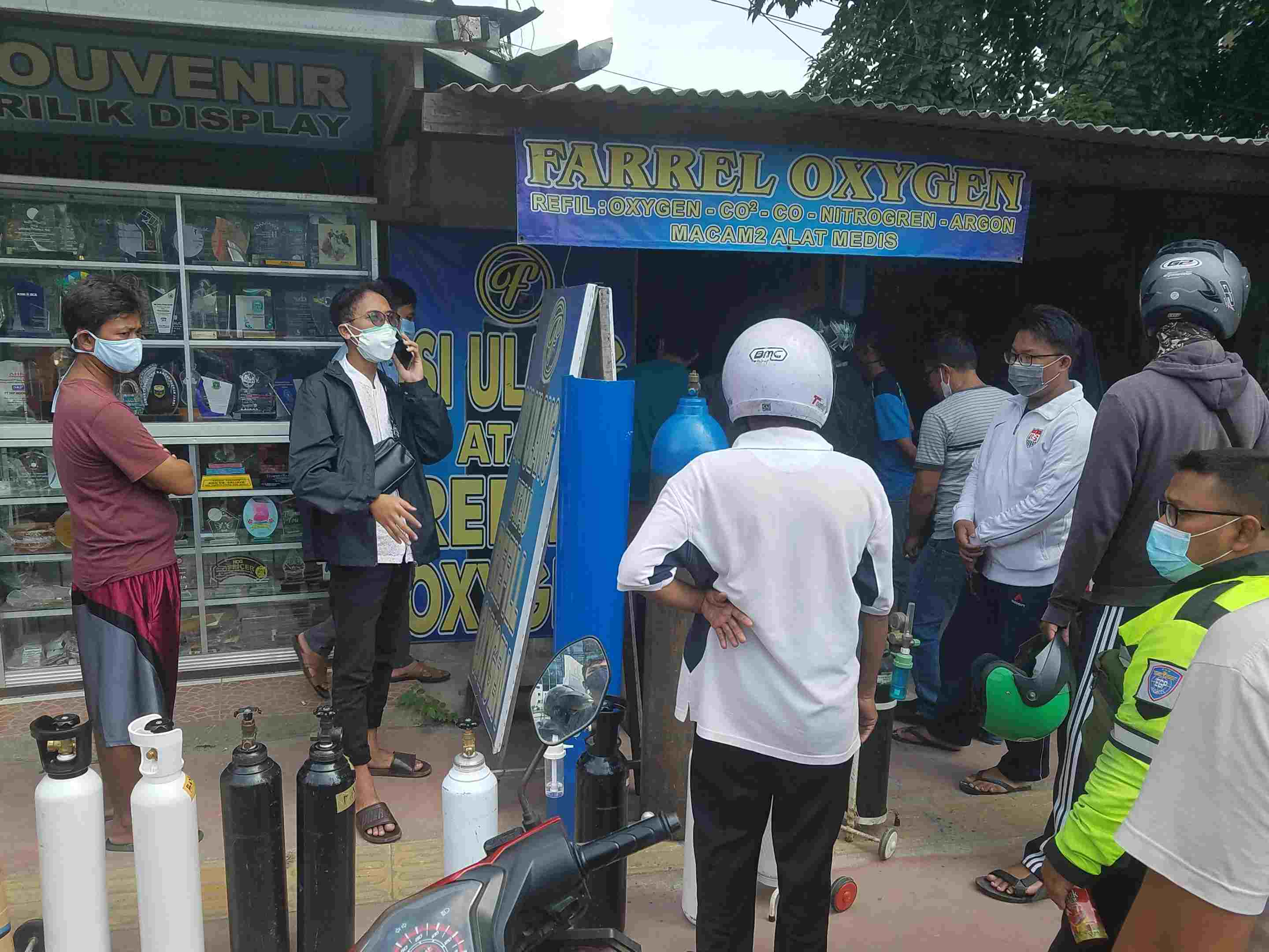 Warga Bekasi Berburu Oksigen dan Obat Saat PPKM Darurat