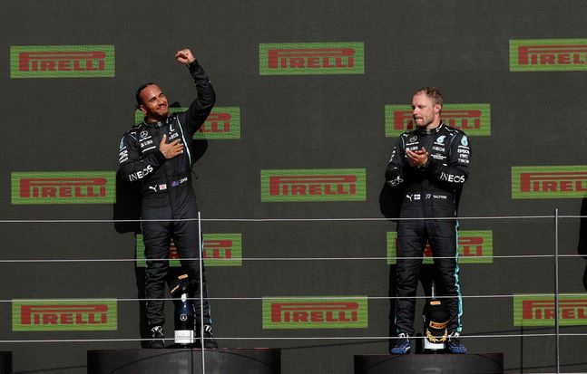 Duet pembalap Mercedes Lewis Hamilton (kiri) dan Valtteri Bottas di podium GP Inggris.