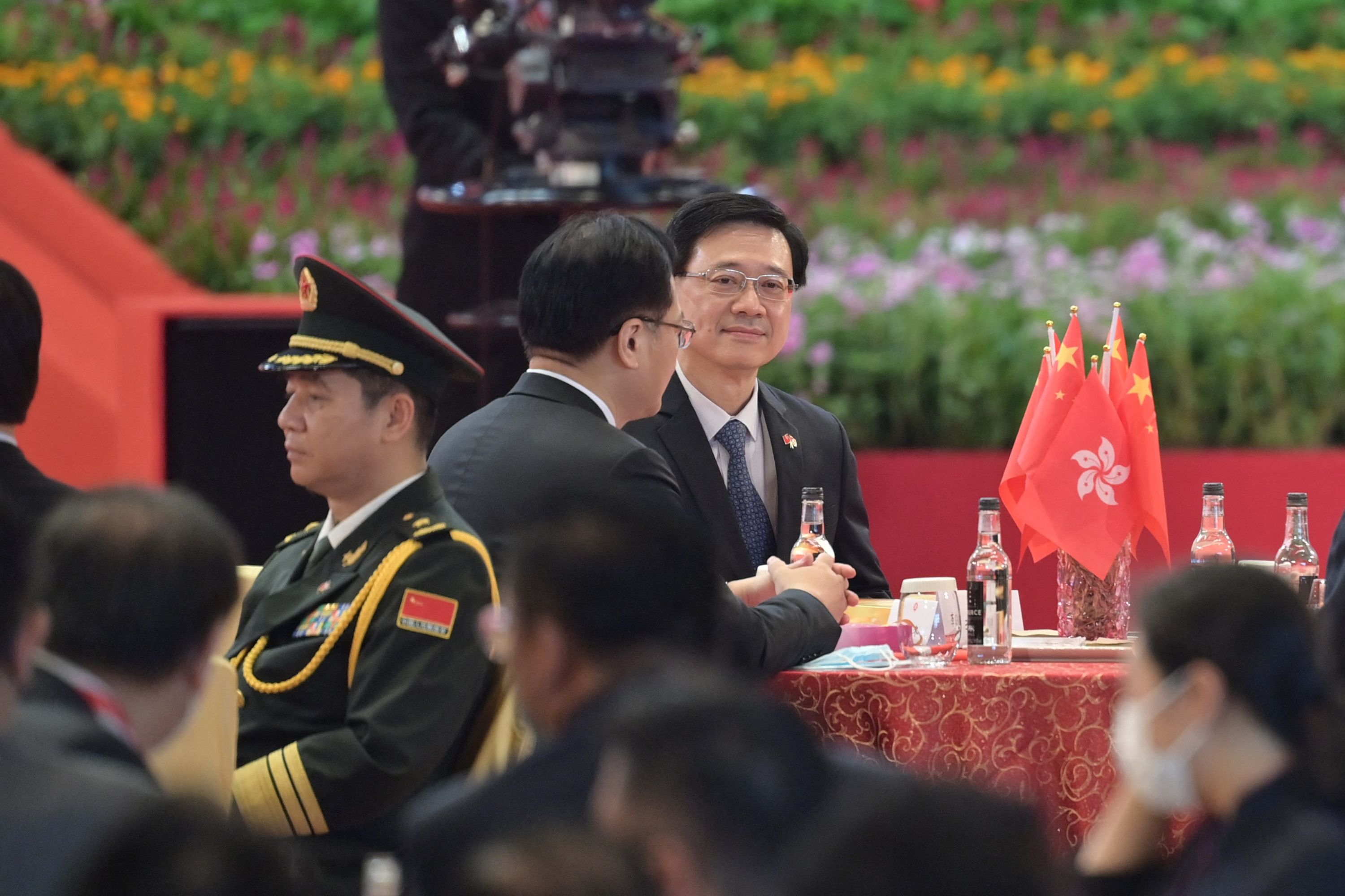 Kepala Sekretaris Hong Kong John Lee (menghadap kamera) saat merayakan HUT Tiongkok di Hong Kong, Kamis (1/7)