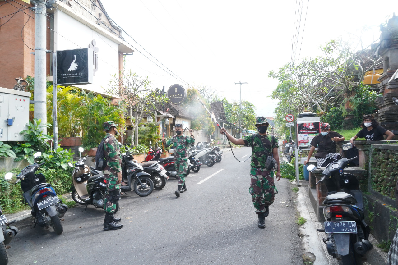 Petugas menyemprotkan cairan eco enzyme di wilayah Desa Peliatan, Ubud, Gianyar, Sabtu (17/7)
