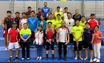 Kontingen bulu tangkis Indonesia untuk Olimpiade 2020 berpose usai pemusatan latihan di Kumamoto, Jepang.