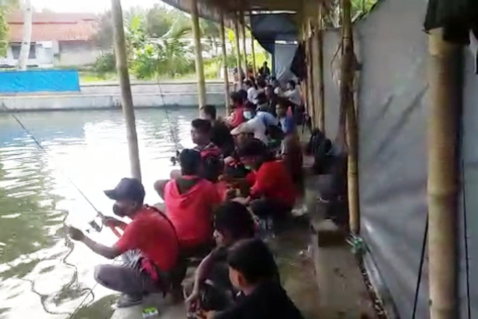 Lokasi pemancingan dibubarkan paksa oleh polisi.