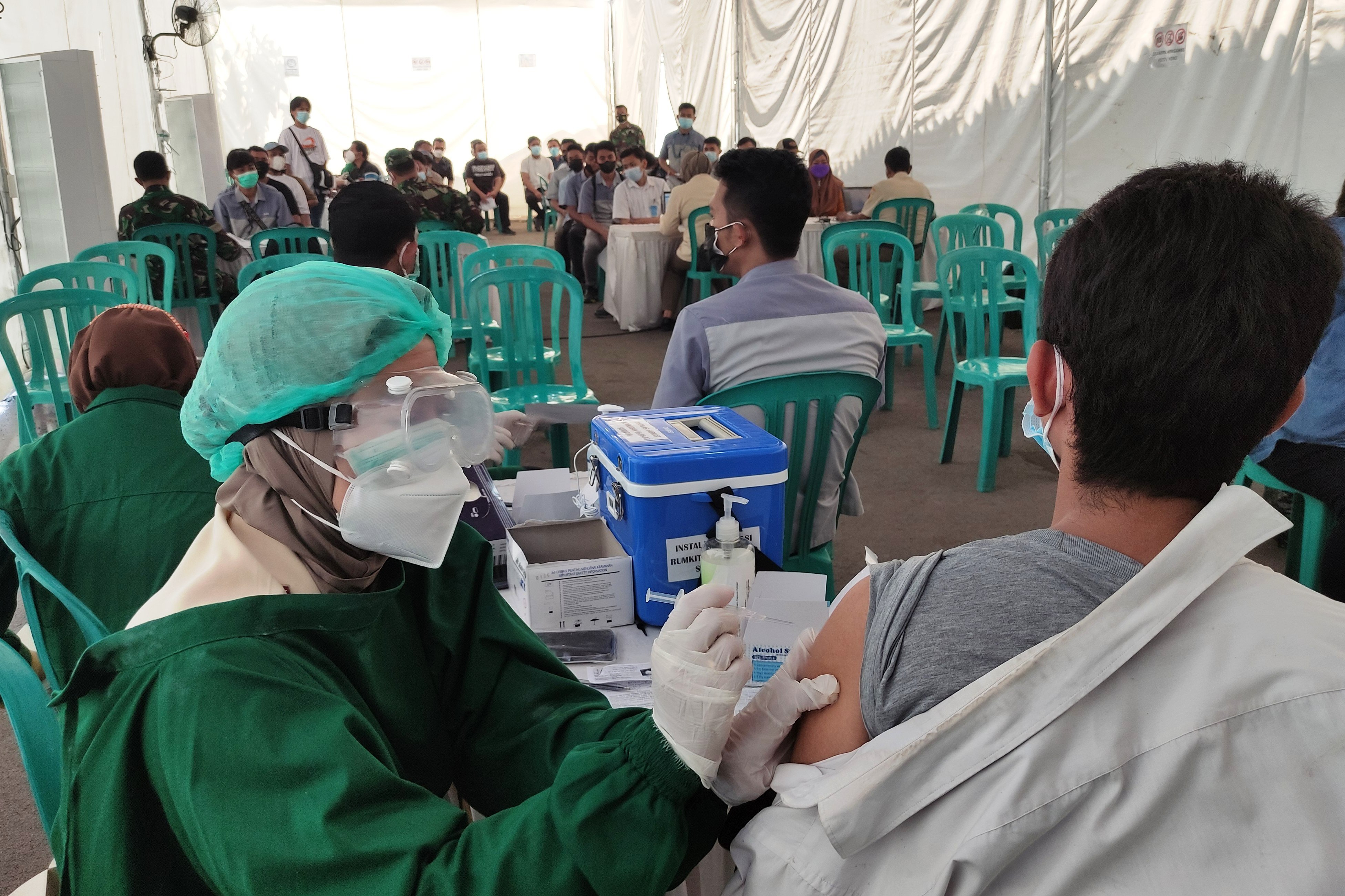 Vaksinasi di Makodim Sidoarjo.