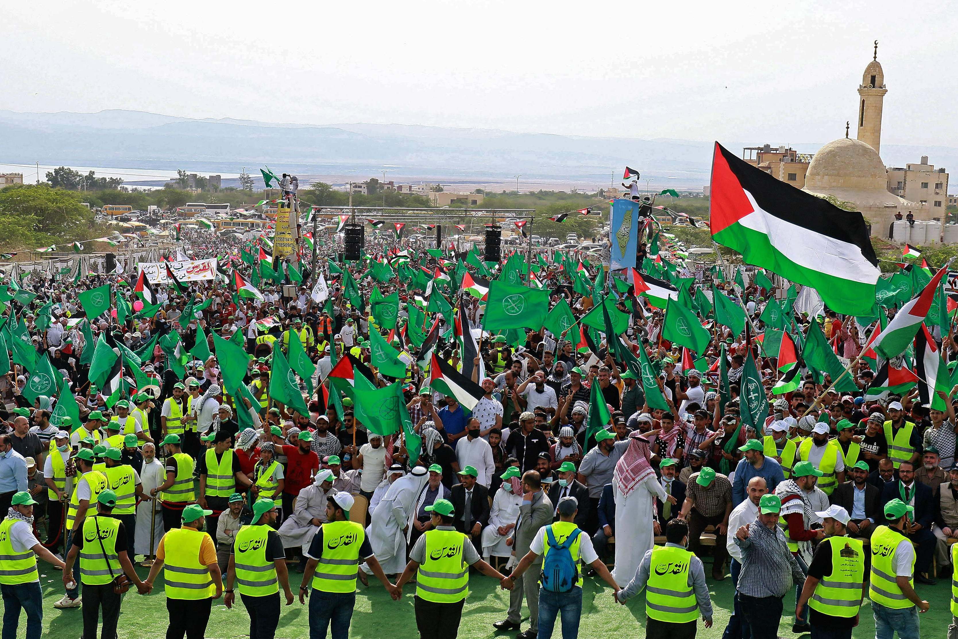 Pendukung Ikhwanul Muslimin Yordania mengambil bagian dalam protes di Desa Sweimeh, dekat perbatasan Yordania dengan Tepi Barat Palestina.