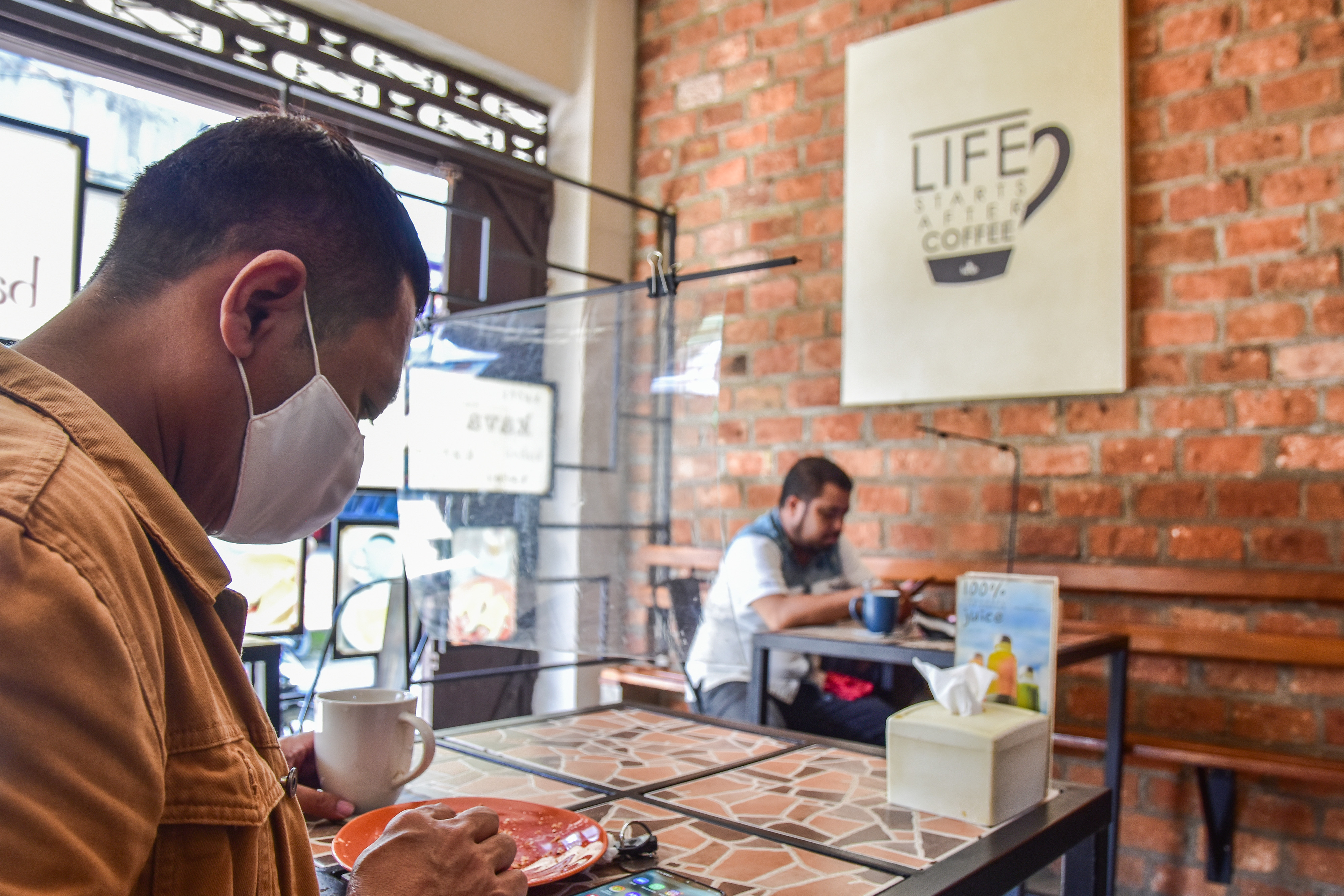 Pengunjung restoran melakukan Jaga Jarak