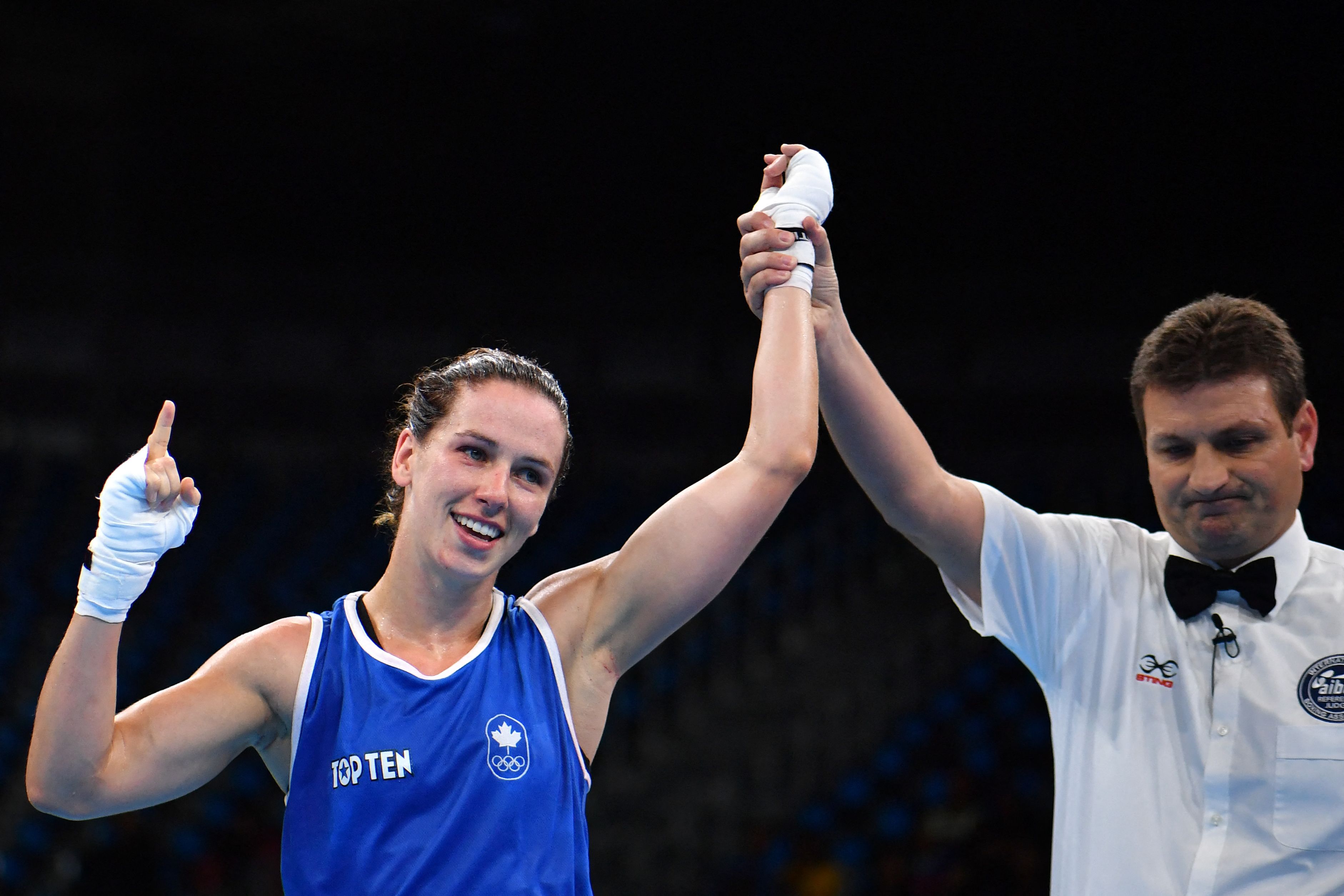 Petinju Kanada Mandy Bujold (kiri)