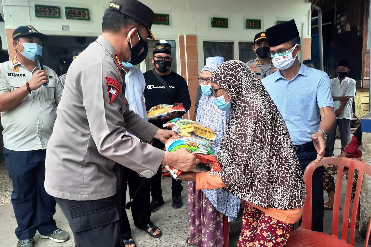 Kapolda Sumsel Irjen Pol Eko Indra Heri menyerahkan paket sembako kepada masyarakat di Palembang yang terdampak Covid-19.