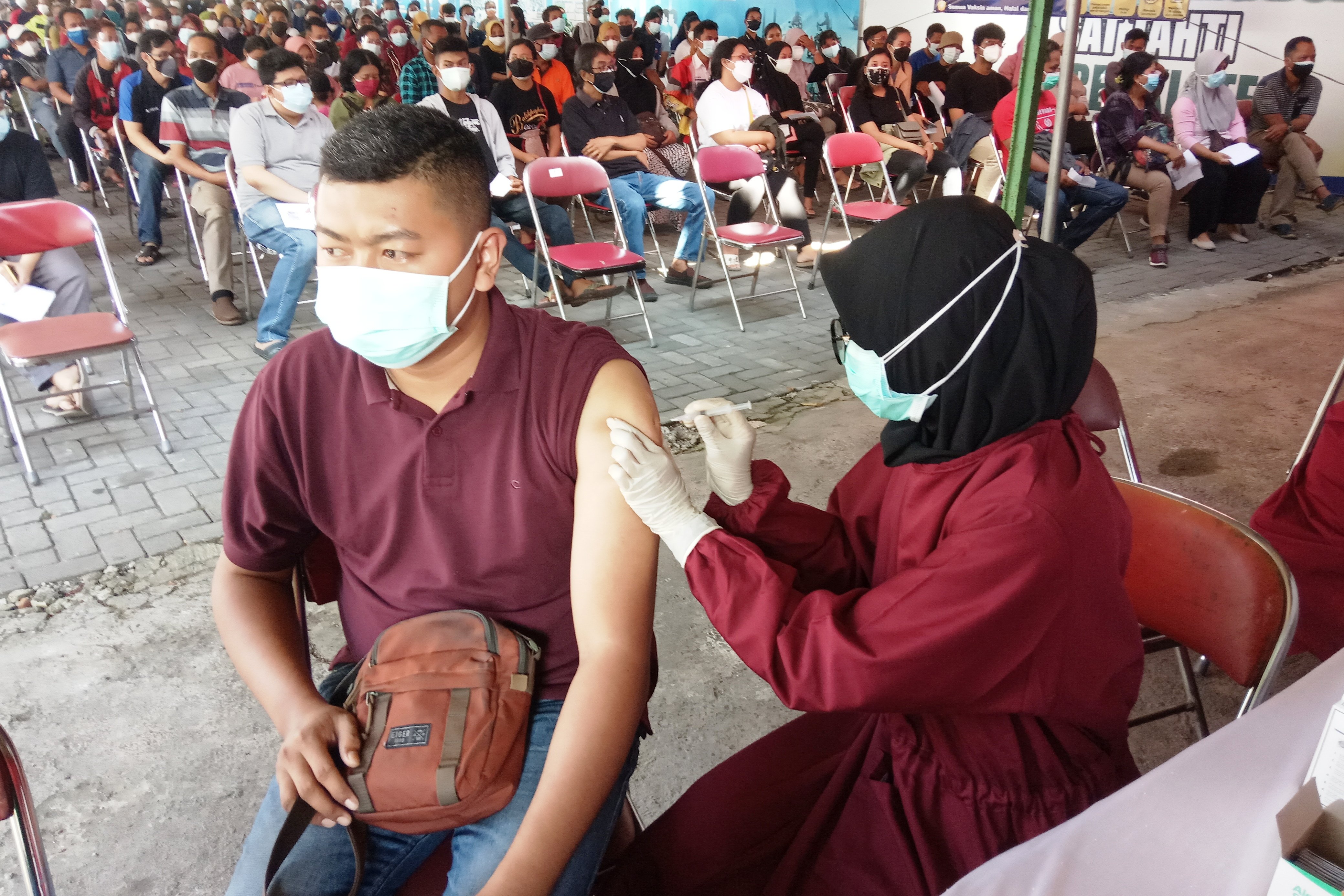 Peserta saat disuntik vaksin covid-19 oleh vaksinator. 