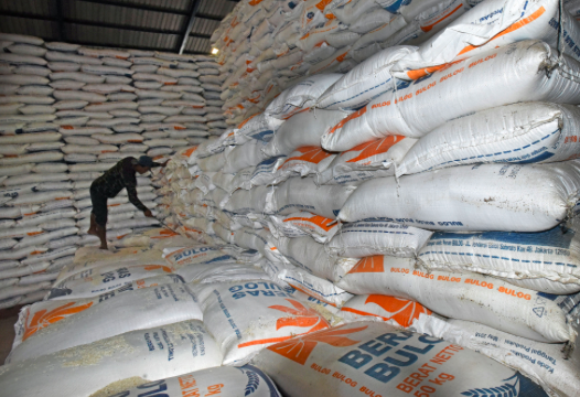 Pekerja mengecek beras di Gudang Perum BULOG Serang, Banten, Jumat (18/6/2021). 