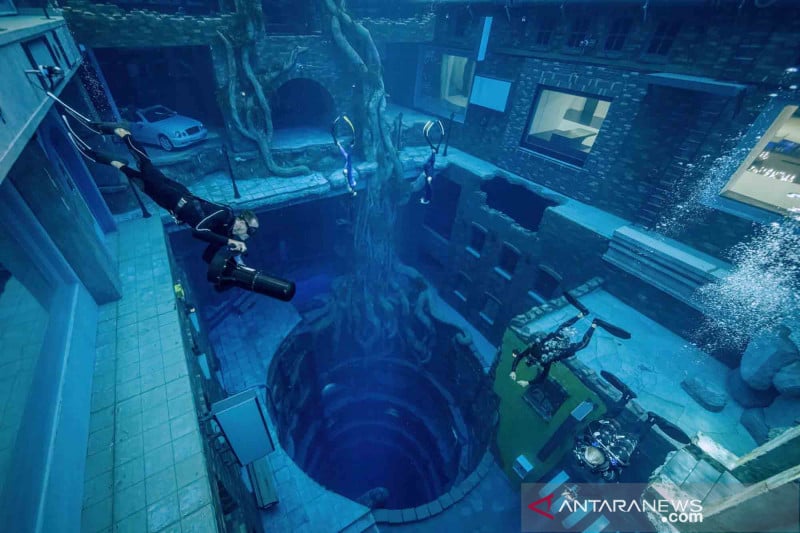 Kolam renang sedalam 60 meter di Dubau, UEA.