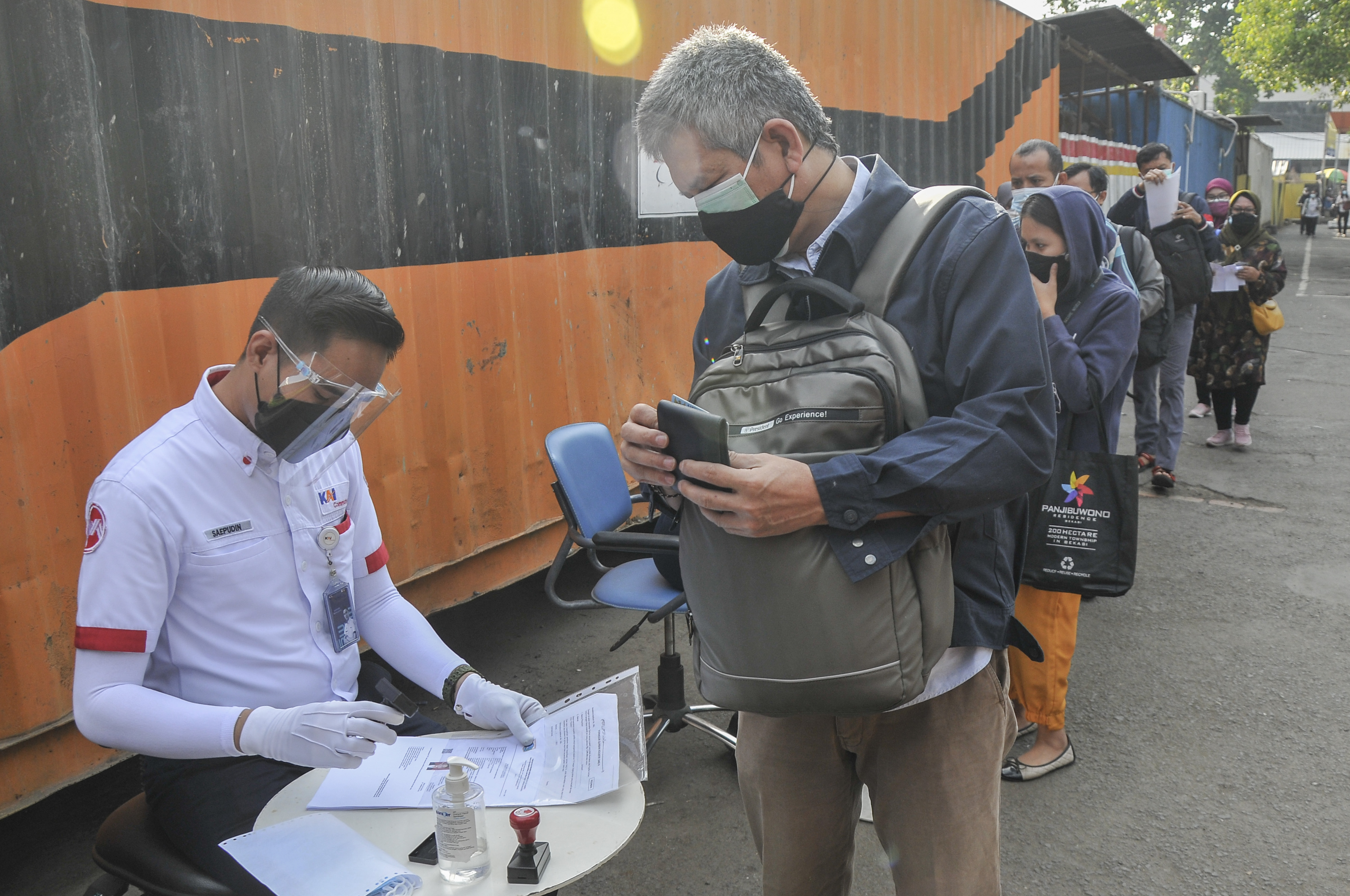 Petugas memeriksa Surat Tanda Registrasi Pekerja (STRP) calon penumpang yang akan menggunakan KRL di Stasiun Bekasi, Jawa Barat.