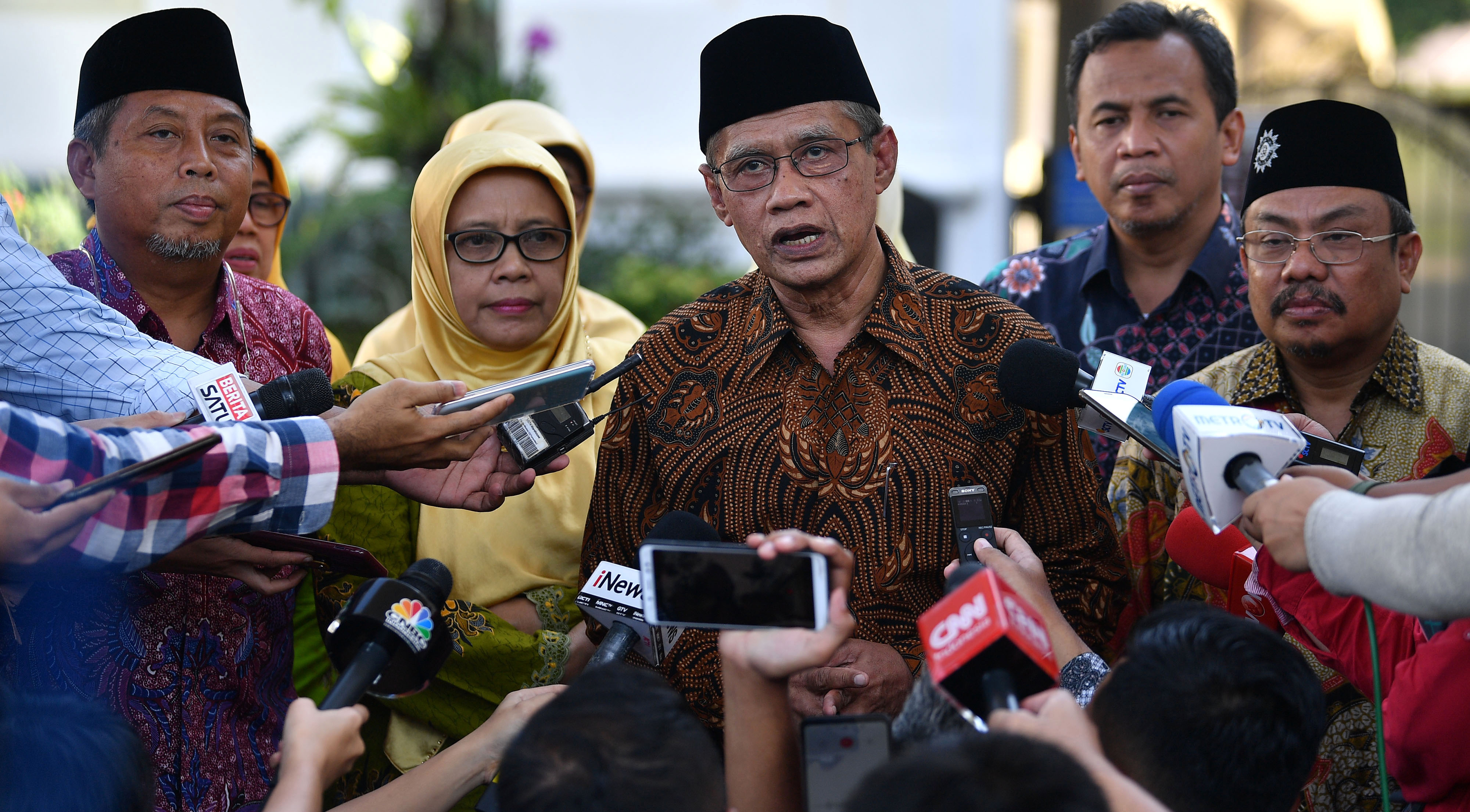 Ketua Umum PP Muhammadiyah Haedar Nashir (tengah)