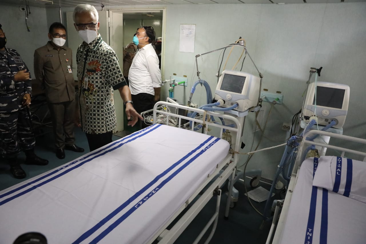 Gubernur Jawa Tengah Ganjar Pranowo sedang mengunjungi KRI dr Soeharso yang sedang sandar di Semarang.