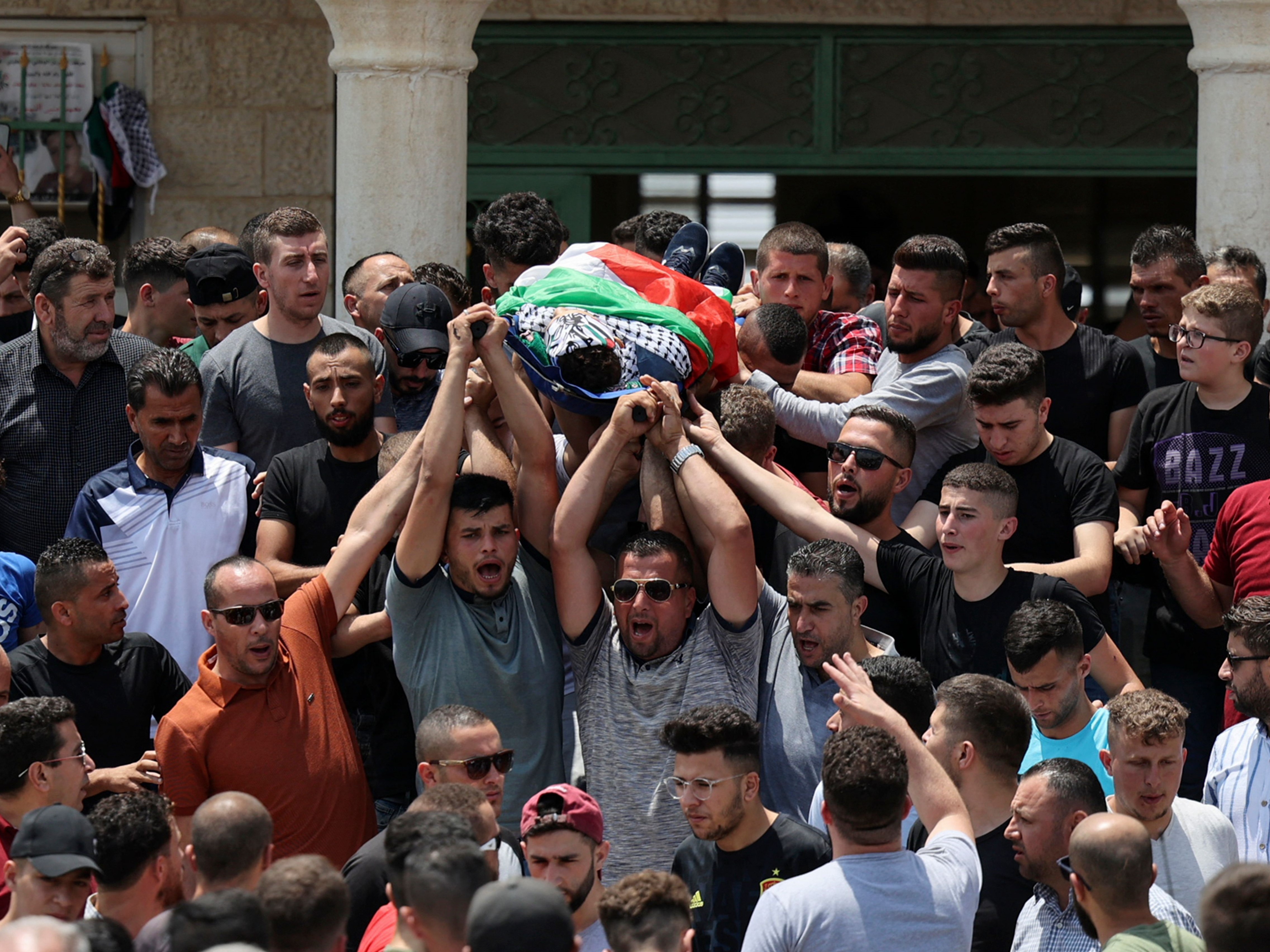 Warga Palestina membawa jenazah Muhammad Munir al-Tamimi selama prosesi pemakamannya di Deir Nizam, Tepi Barat, Sabtu (24/7).