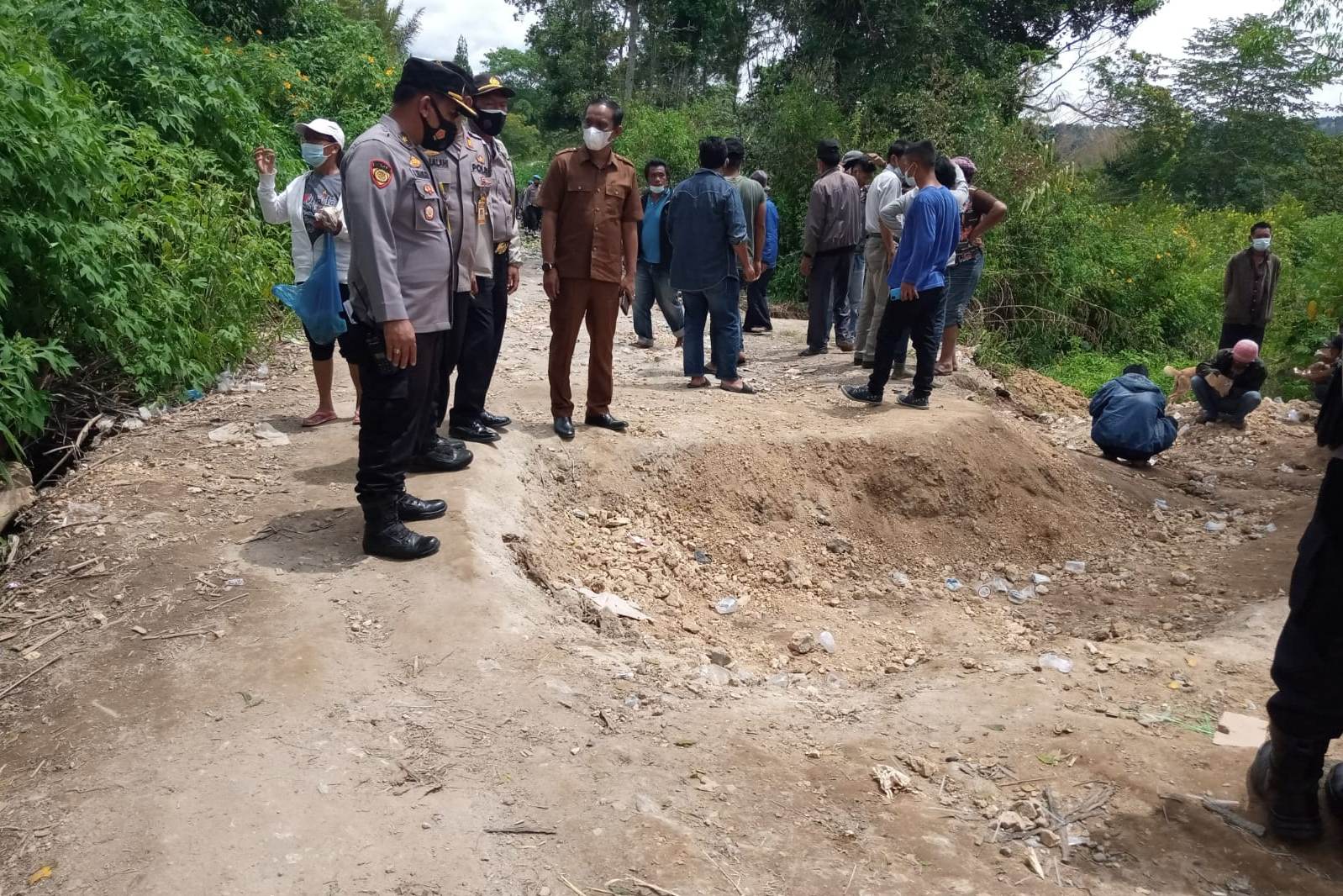 Ruas menuju di Dusun Simeme Kabupaten Tapanuli Utara, Sumatra Utara dirusak warga