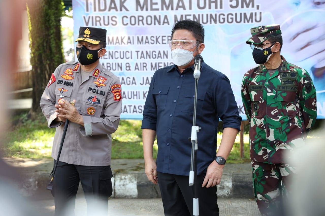 Gubernur Sumatra Selatan Herman Deru (tengah)