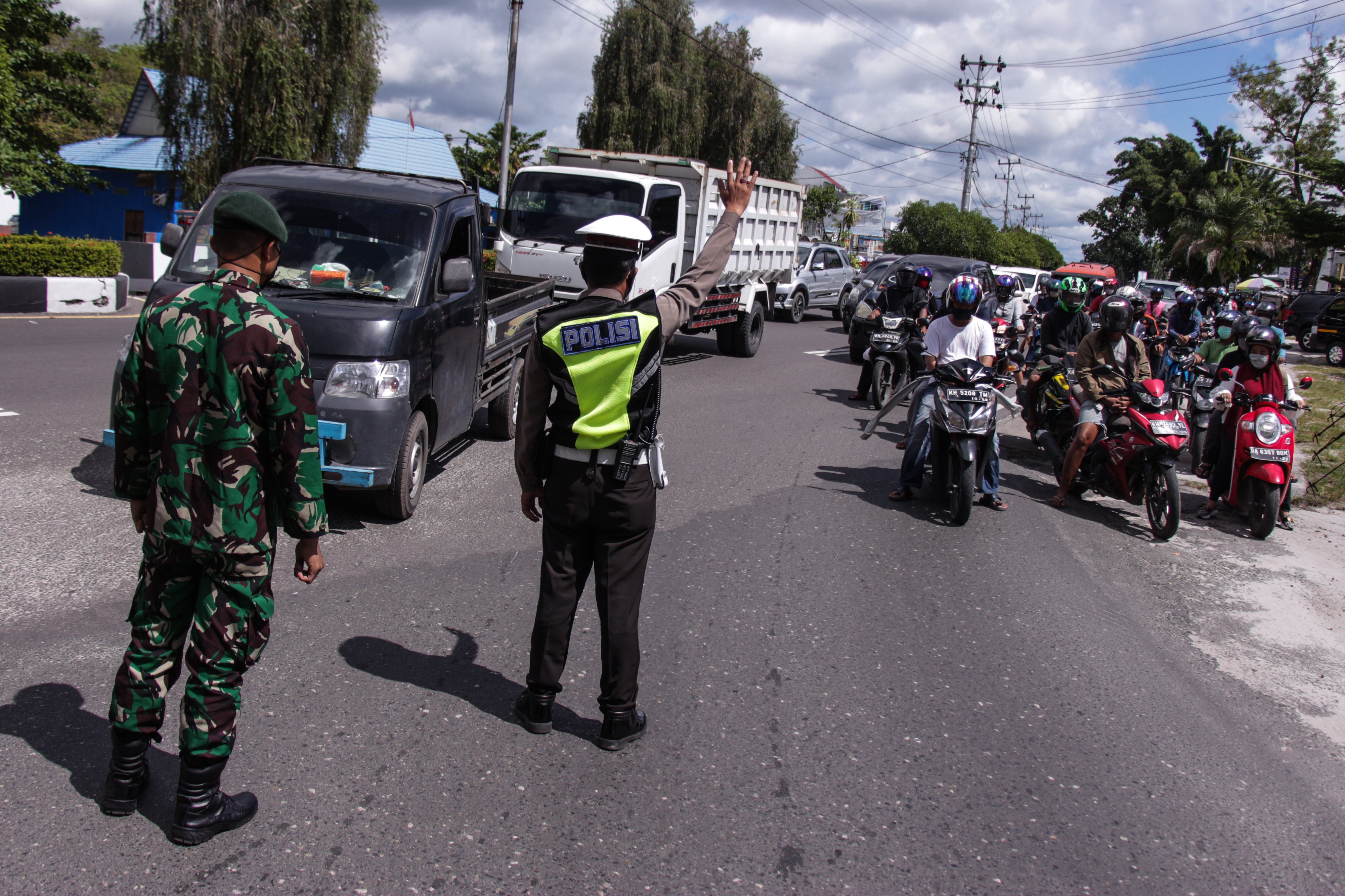  Petugas dan pengendara mengikuti kegiatan 'Hening Cipta Indonesia' di Palangkaraya, Kalimantan Tengah, untuk mndoakan tenaga kesehatan