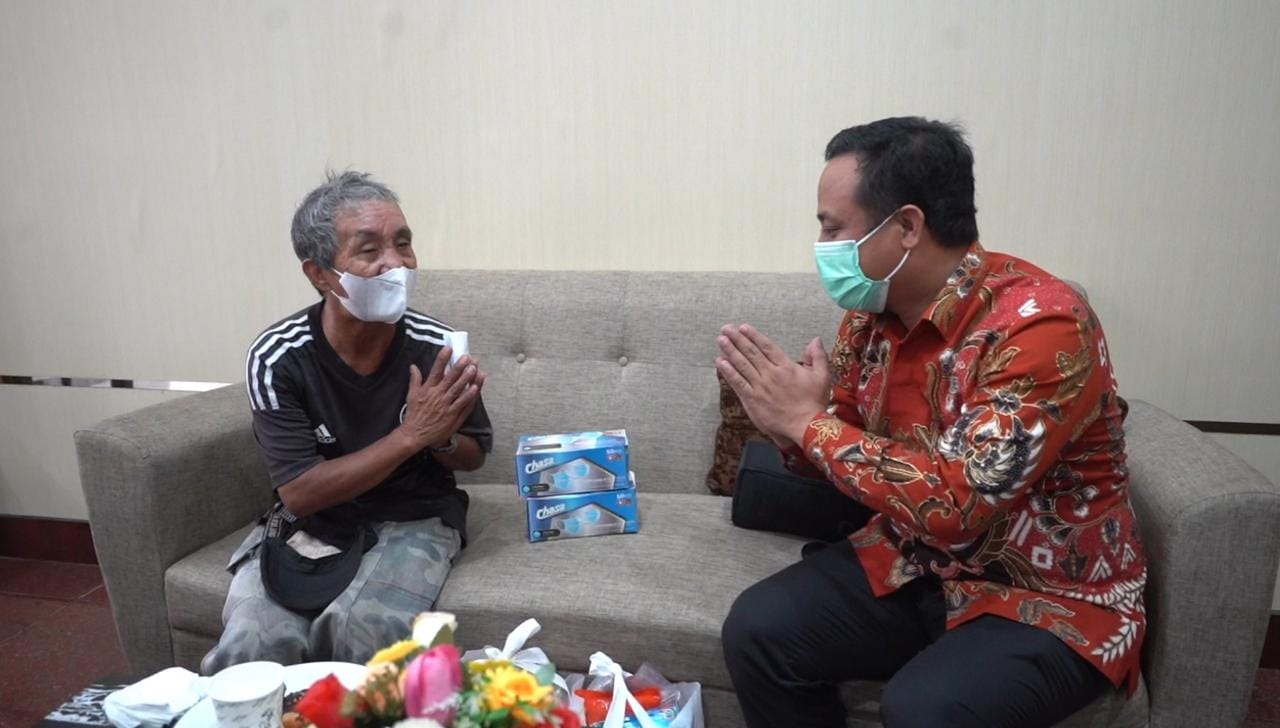 Safaradddin (kiri) saat bertemu dengan Pelaksana tugas (Plt) Gubernur Sulsel, Andi Sudirman Sulaiman.