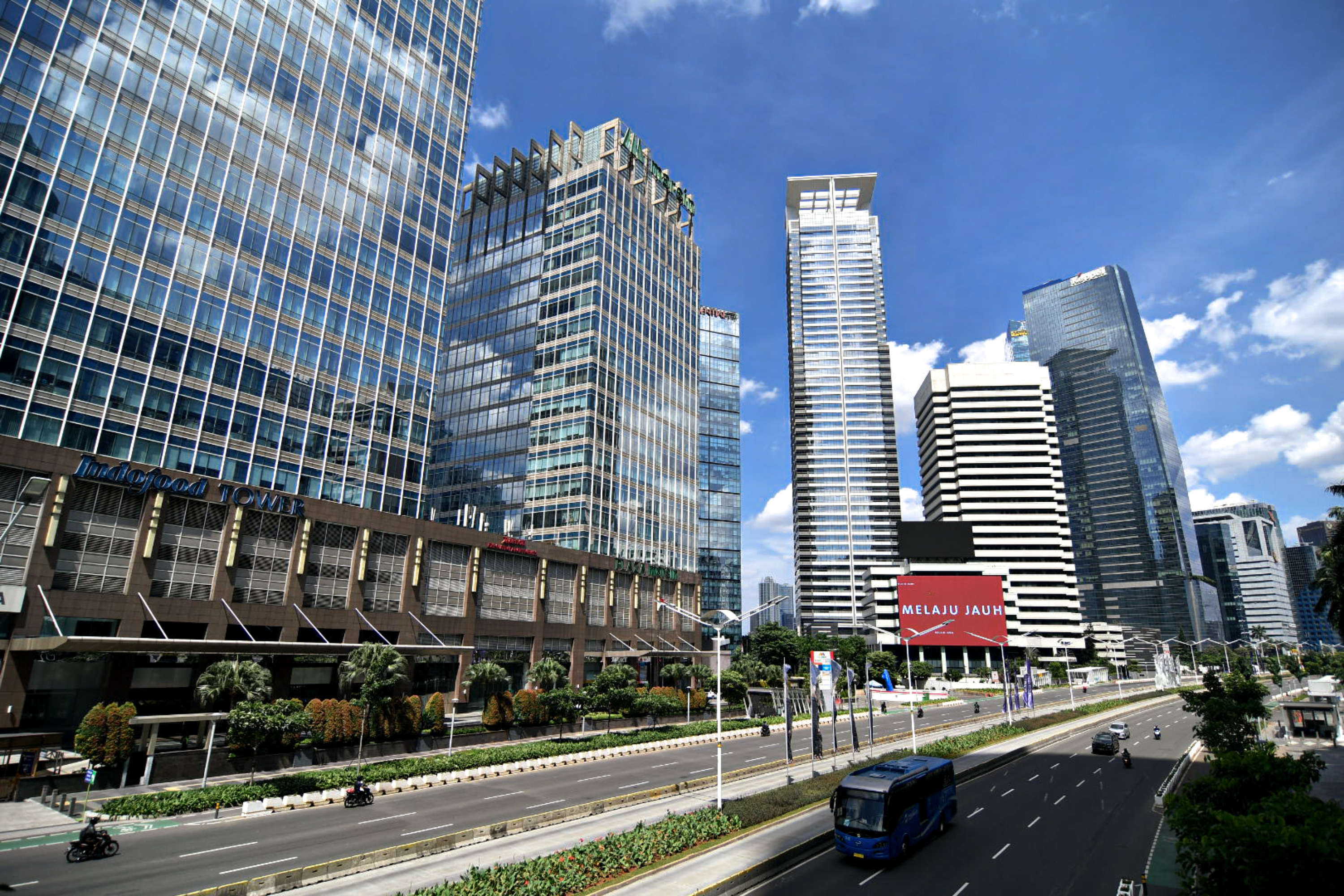 Suasana kawasan Sudirman, Jakarta, yang terpantau sepi di masa PPKM darurat.
