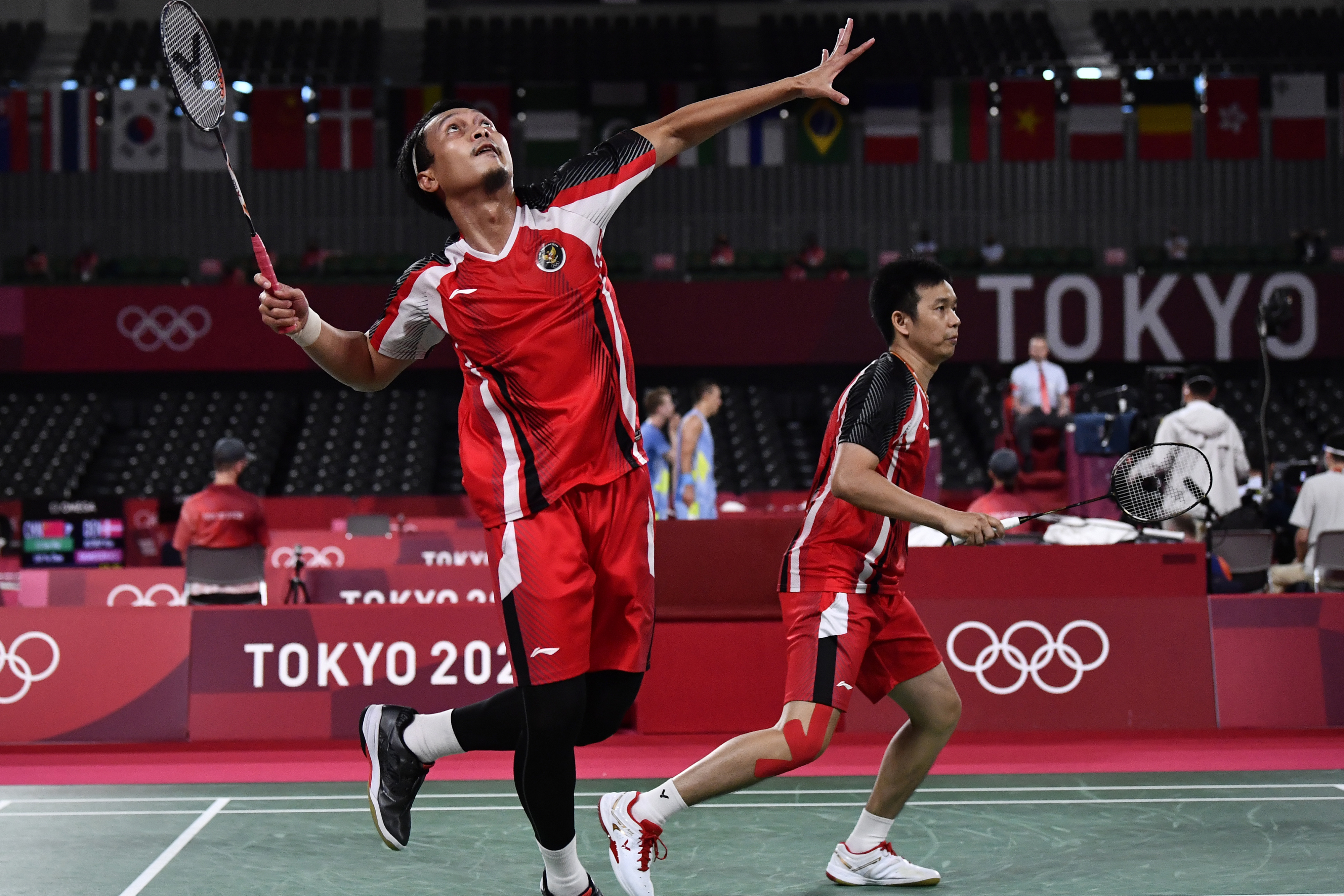 Ganda putra Indonesia Mohammad Ahsan/Hendra Setiawan mencoba mengembalikan kok ke arah ganda putra Jepang Takeshi Kamura/Keigo Sonoda.