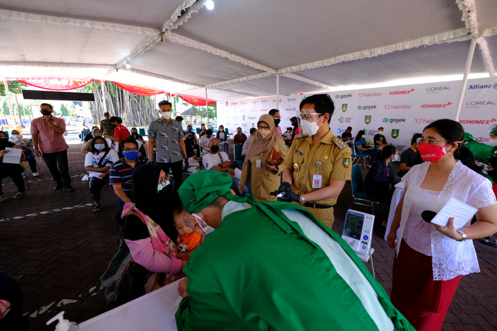 Wali Kota Surakarta Gibran Rakabuming Raka melihat warganya tengah divaksinasi