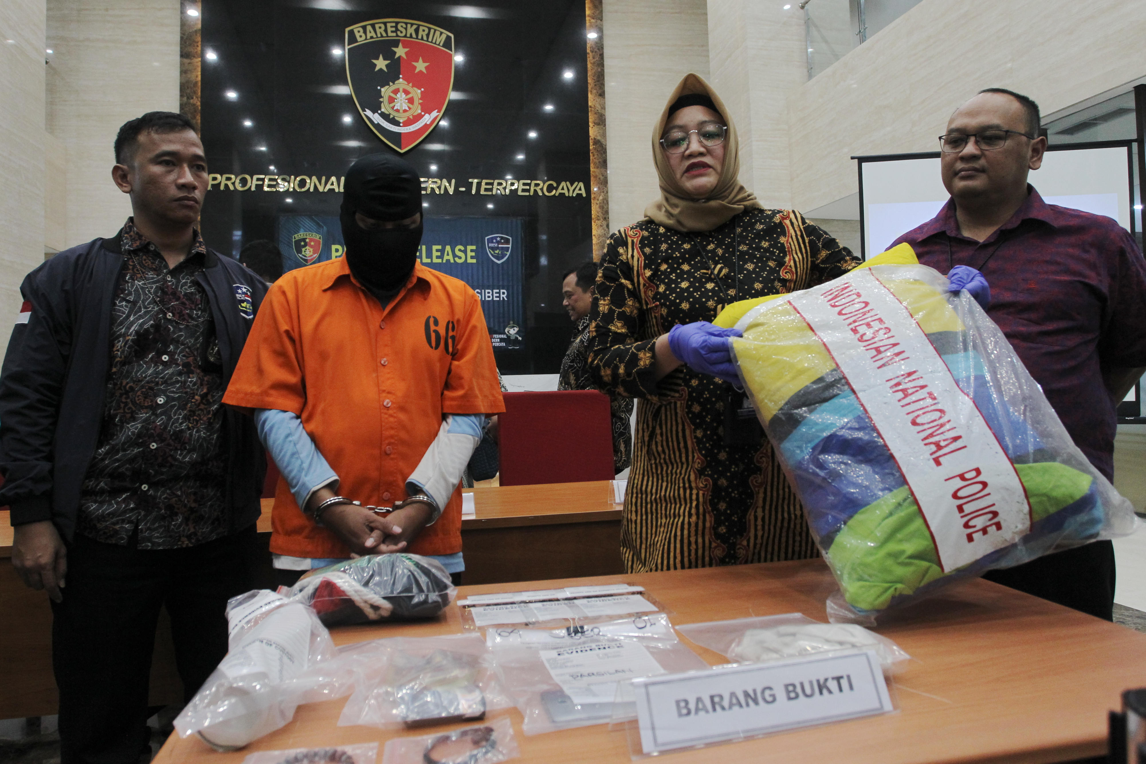 Konferensi pers penangkapan elaku pedofil sesama jenis di Gedung Bareskrim Mabes Polri, Jakarta, Jumat (21/2/2020).