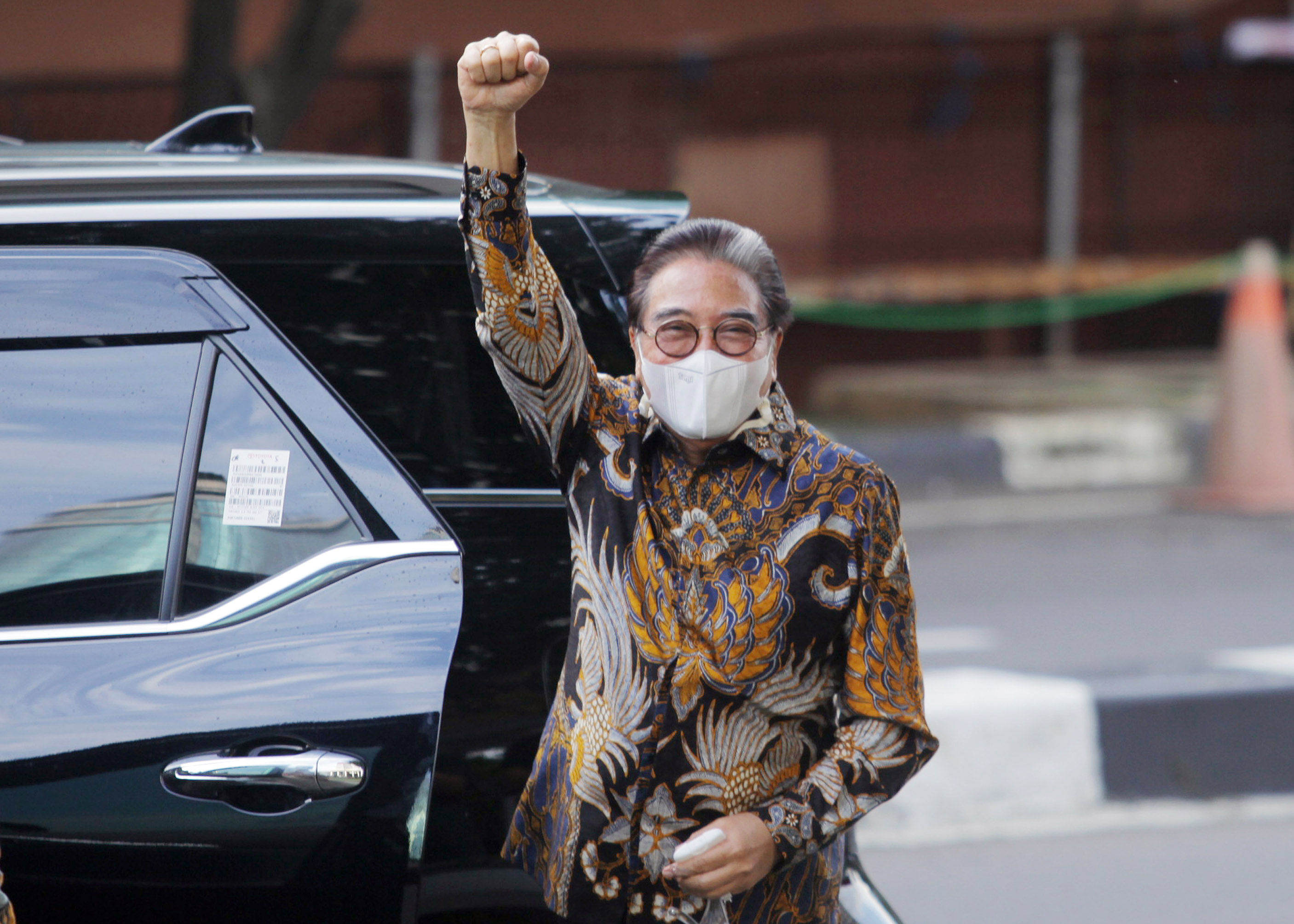 Pengacara Hotma Sitompul bersiap memasuki mobilnya seusai diperiksa di gedung KPK.