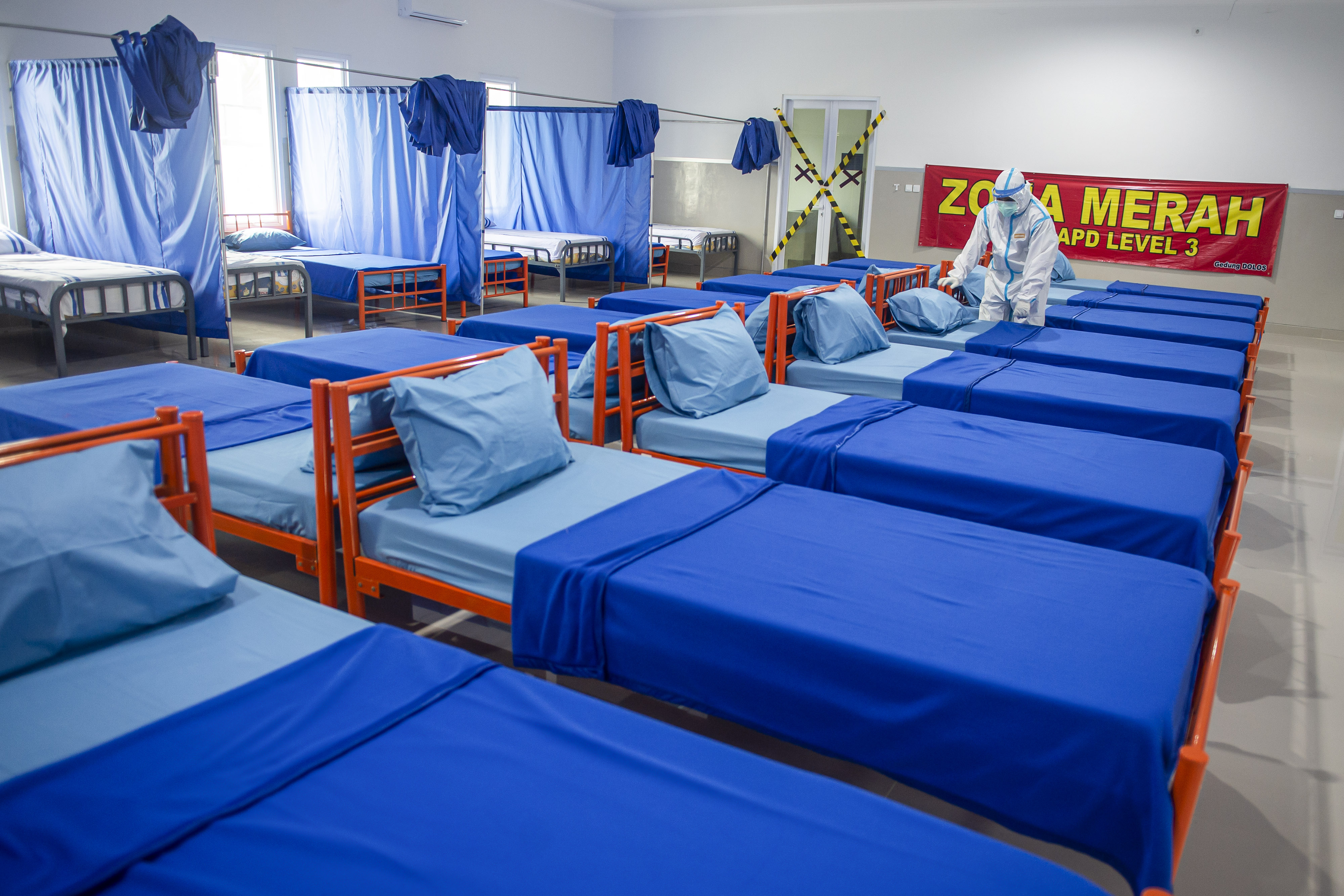empat tidur pasien Covid-19 di RS darurat lapangan Marinir, Jakarta