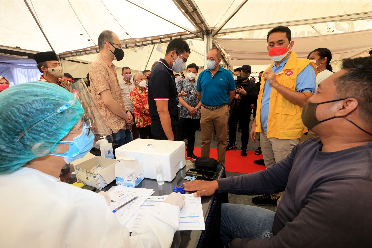Anggota Komisi XI DPR RI Kamrussamad mengunjungi kegiatan vaksinasi Covid-19 di MNC Studio, Jakarta Barat. 