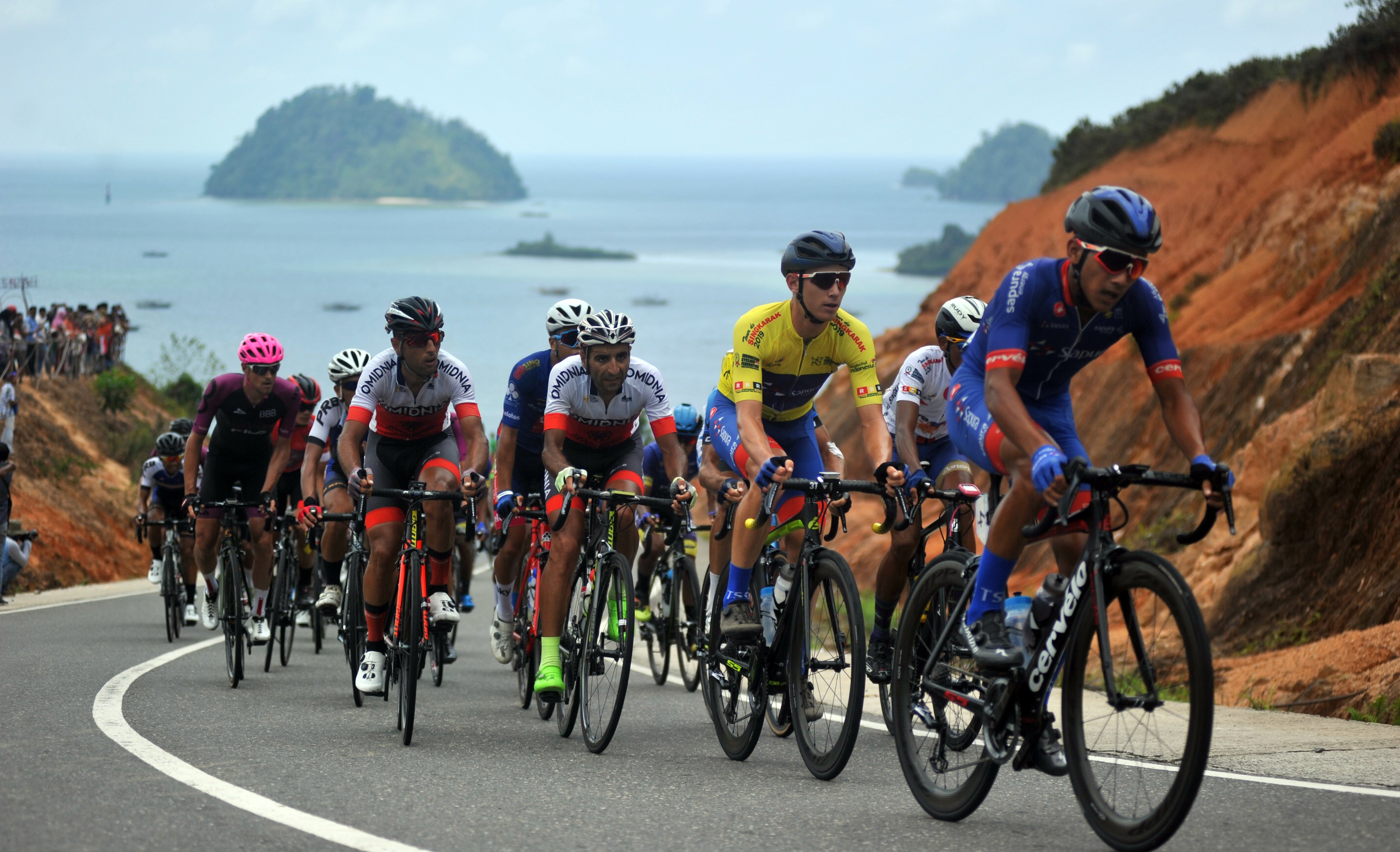 Pemalap berpacu pada etape sembilan Tour de Singkarak 2019 di kawasan Mandeh, Sumatera Barat.