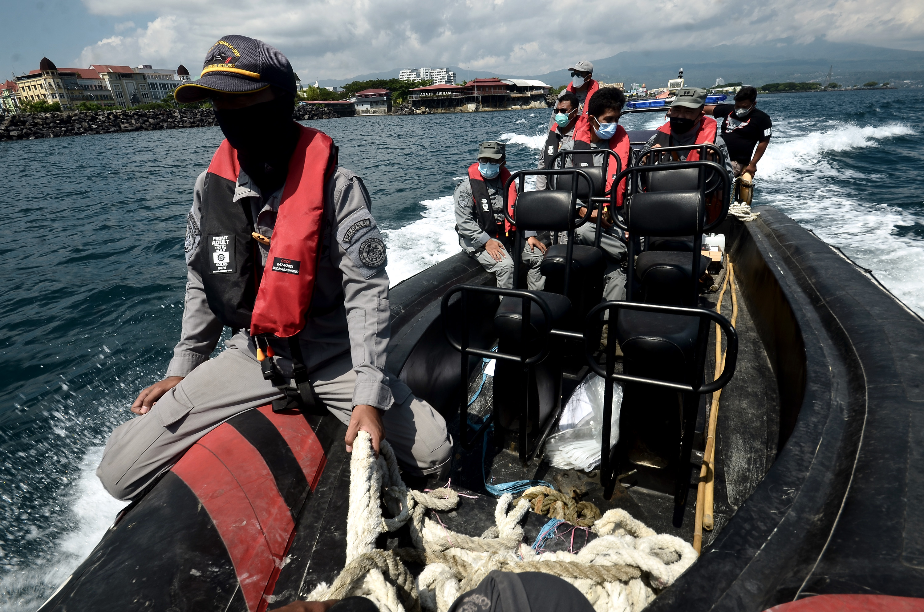 Personel Badan Keamanan Laut (Bakamla) melakukan patroli keamanan dan keselamatan laut di wilayah pesisir pantai Manado, Sulawesi Utara.