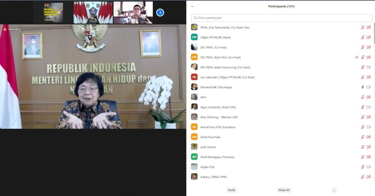 Menteri LHK Siti Nurbaya saat memimpin Rapat Teknis Antisipasi Puncak Kebakaran Hutan dan Lahan (Karhutla) secara daring.