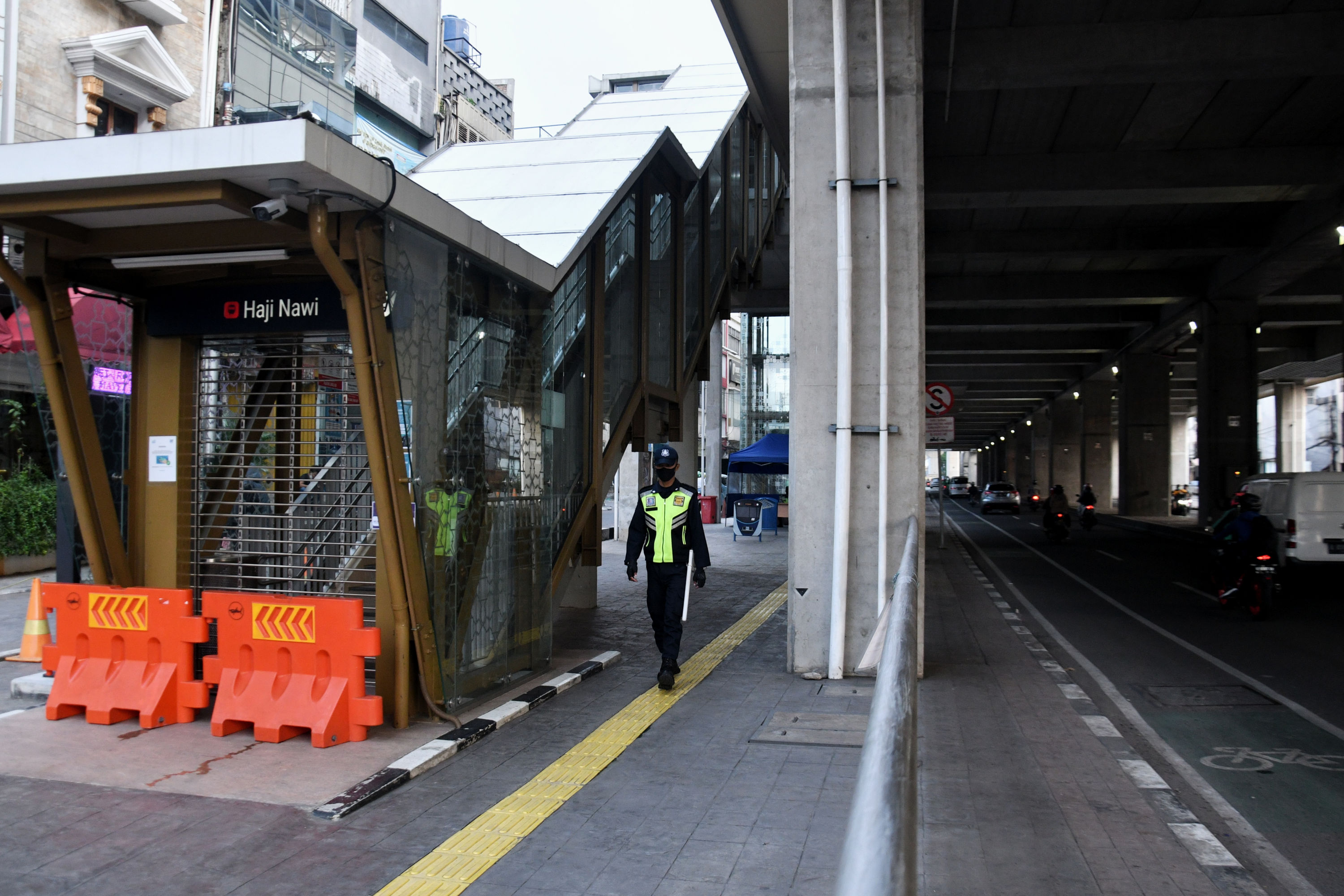 Pintu gerbang Stasiun MRT Haji Nawi, Jakarta Selatan,