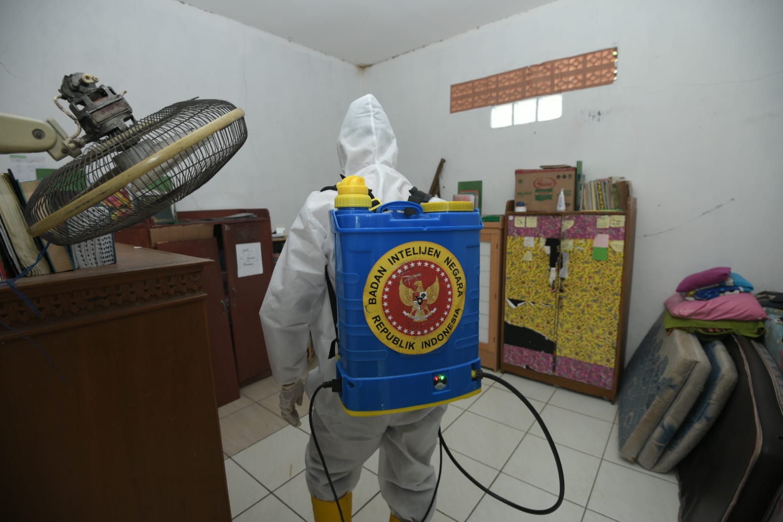 Tim Velox menyemprototkan desinfektan ke sejumlah fasilitas umum dan pondok pesantren di Bogor untuk mencegah penyebarab covid-19, Selasa (1